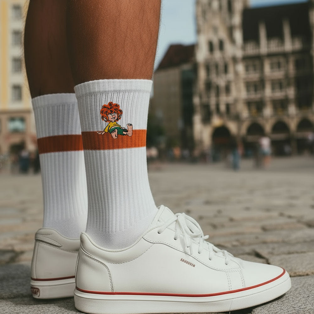 ®Pumuckl Tennissocken weiß mit orangefarbenem Streifen und gesticktem Pumuckl-Motiv an den Beinen.