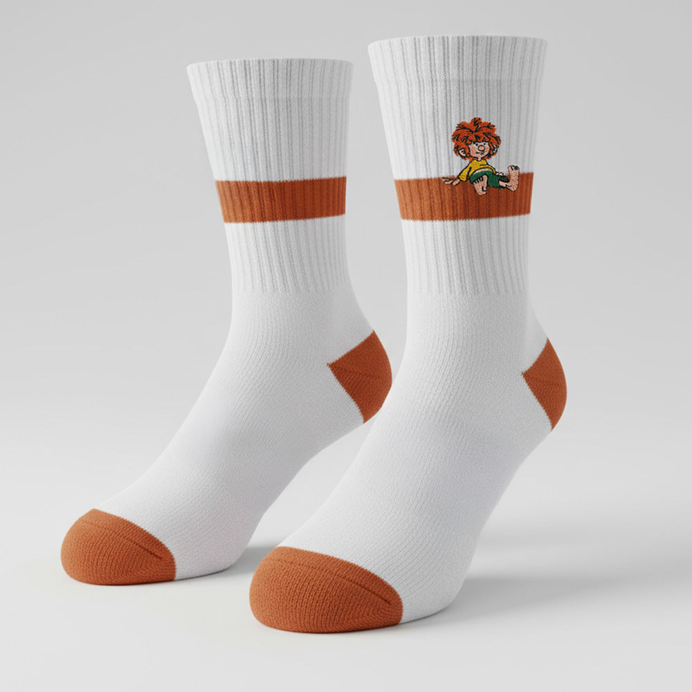 Weiße Pumuckl Tennissocken mit orangen Streifen und Fußspitzen, aufgestickter Pumuckl sitzt auf dem Streifen.