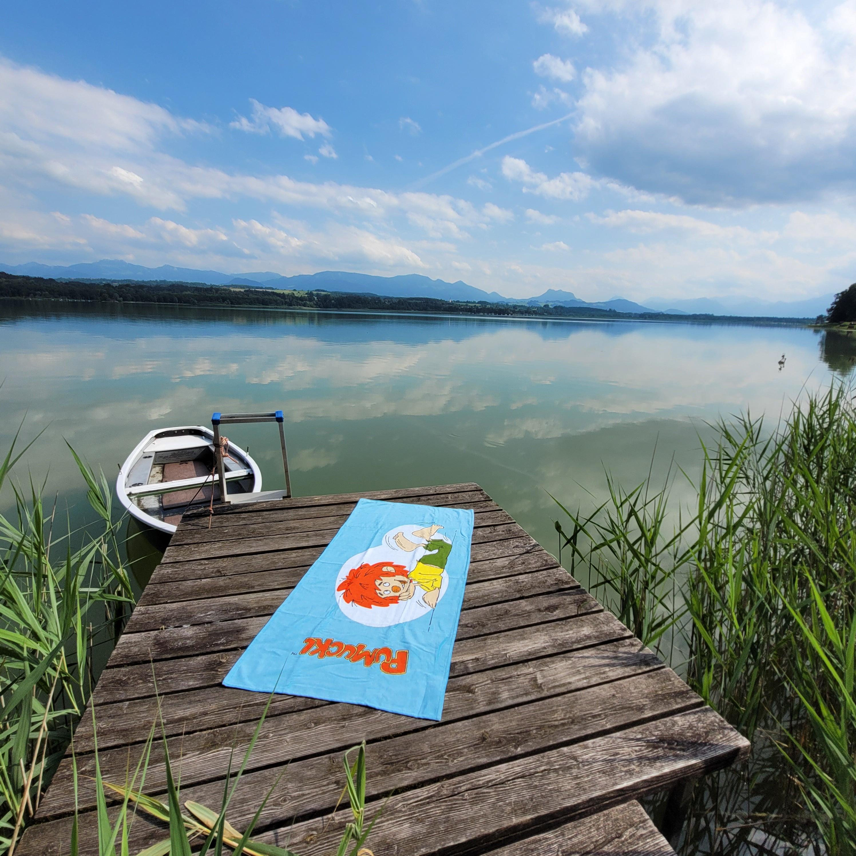 Großes Badehandtuch mit Pumuckl-Motiv und auffälligem Schriftzug, saugstark aus 100 % Baumwolle, 75 × 150 cm.