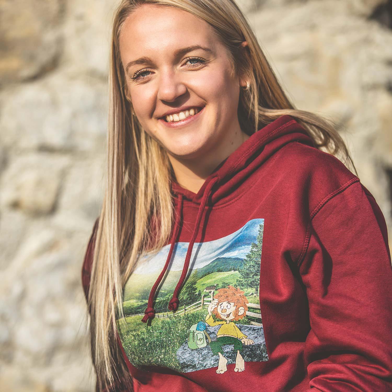 Damen Hoodie mit Pumuckl-Motiv und Retro-Schriftzug, Kordelkapuze, 85 % Bio-Baumwolle, 15 % recyceltes Polyester.
