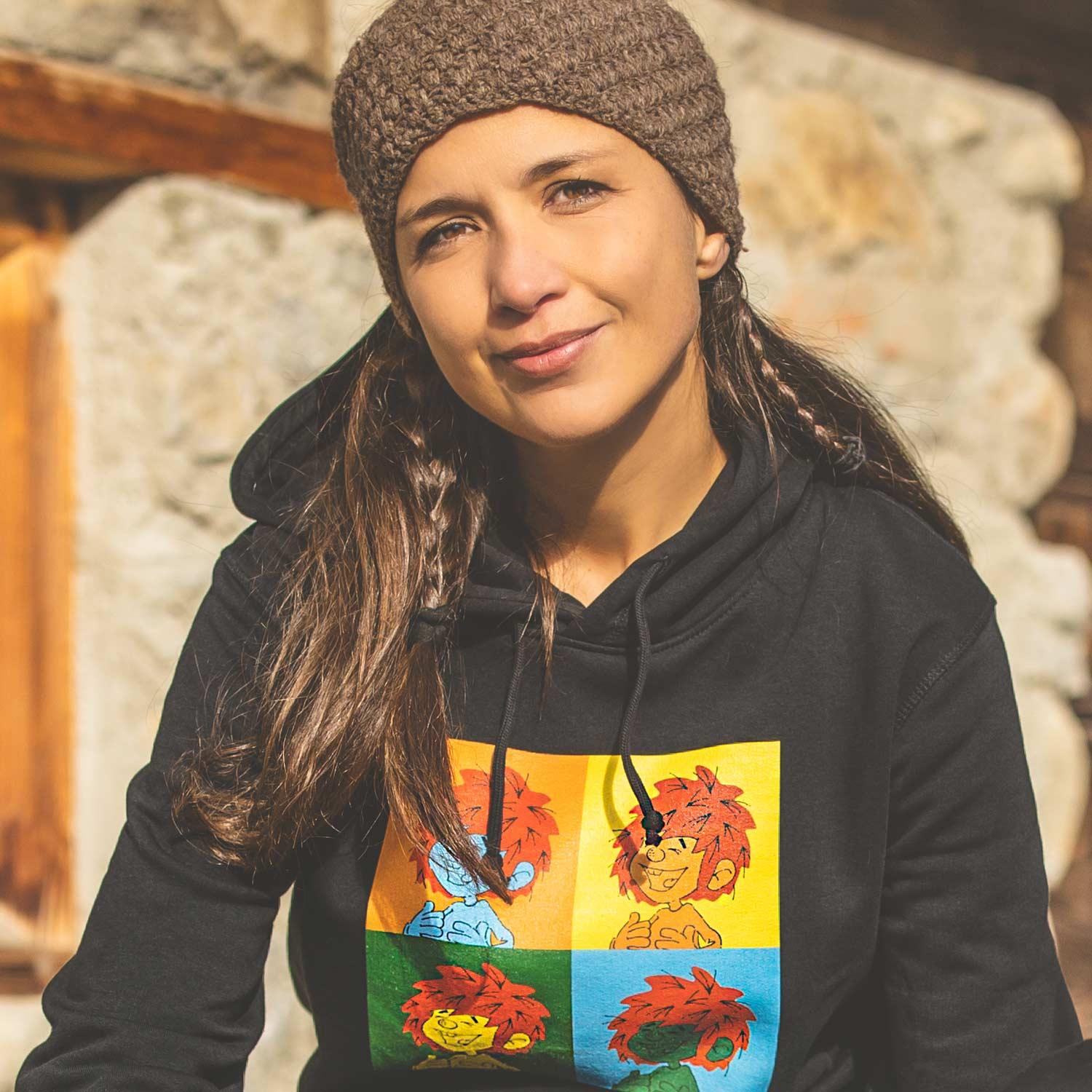 Damen Hoodie mit sichtbarem Pumuckl Pop-Art-Motiv vorn, Kapuze mit Kordel, aus Bio-Baumwolle und recyceltem Polyester.