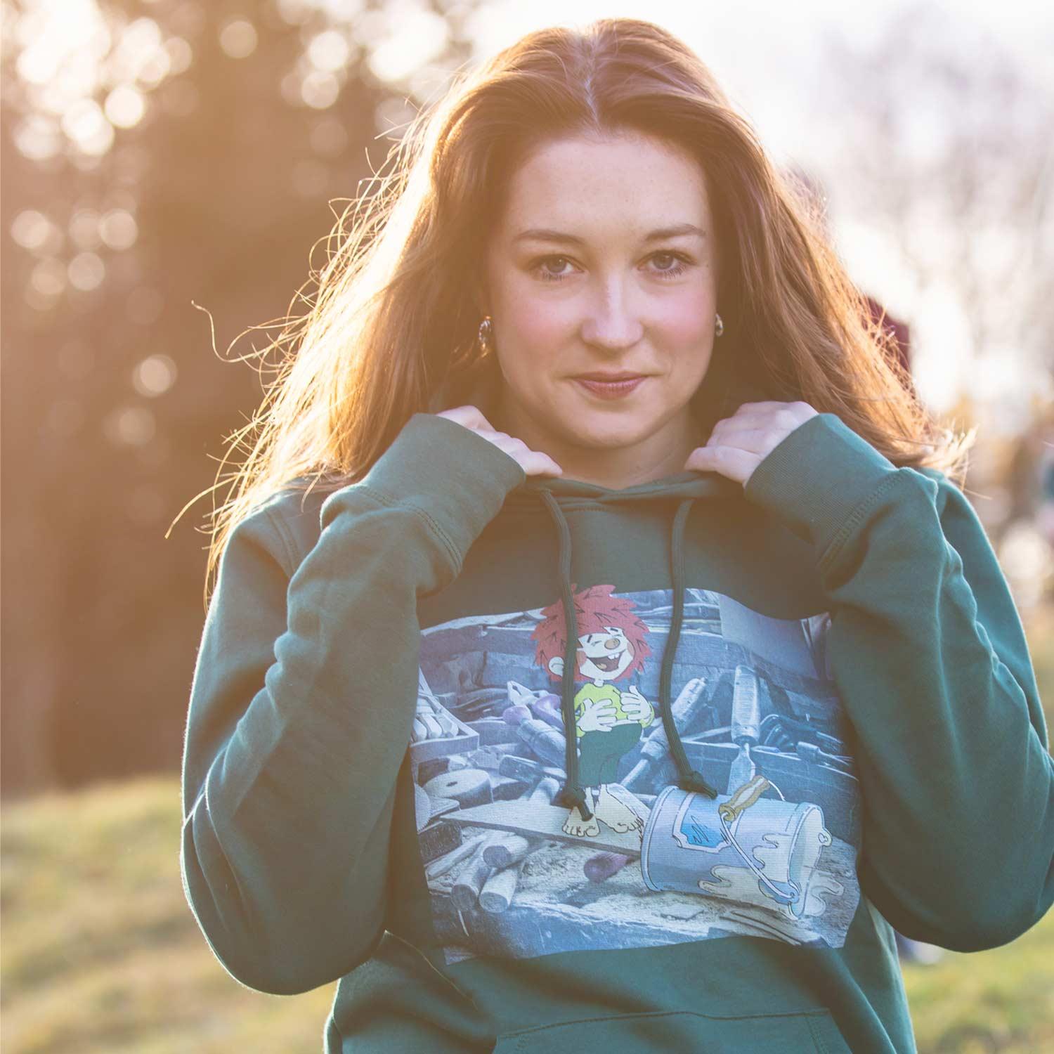 Damen Hoodie mit Kapuze und sichtbarem Pumuckl-Motiv in Retro-Optik, 85 % Bio-Baumwolle, 15 % Polyester.