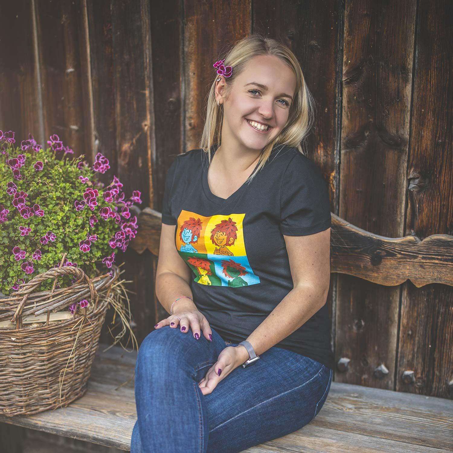 Damen-T-Shirt mit buntem Pop-Art-Pumuckl-Motiv auf der Vorderseite aus 100 % Bio-Baumwolle, 180 g/m².