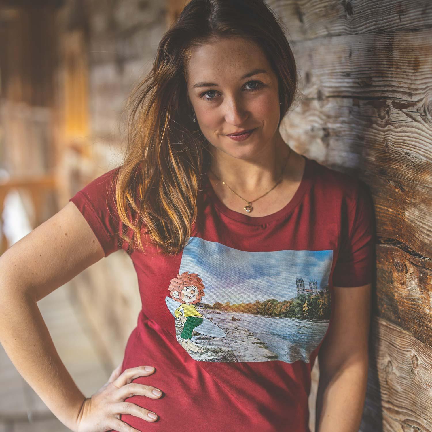 Damen-T-Shirt mit Pumuckl-Motiv im Retro-Stil, Surfer-Kobold-Print auf der Front, aus 100 % Bio-Baumwolle.