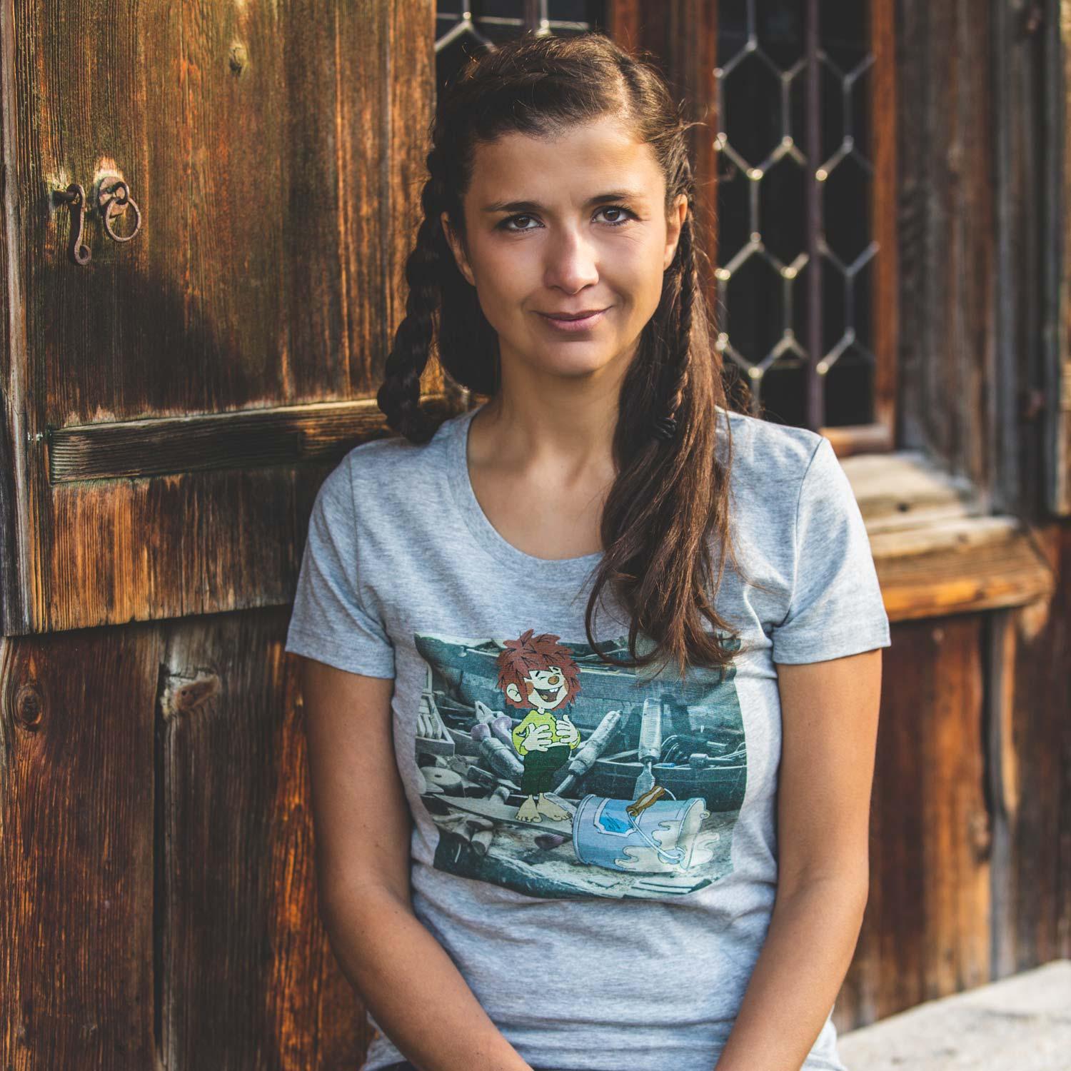 Damen T-Shirt mit Retro-Pumuckl-Motiv auf der Vorderseite, Rundhalsausschnitt, aus 100 % Bio-Baumwolle, 180 g/m².