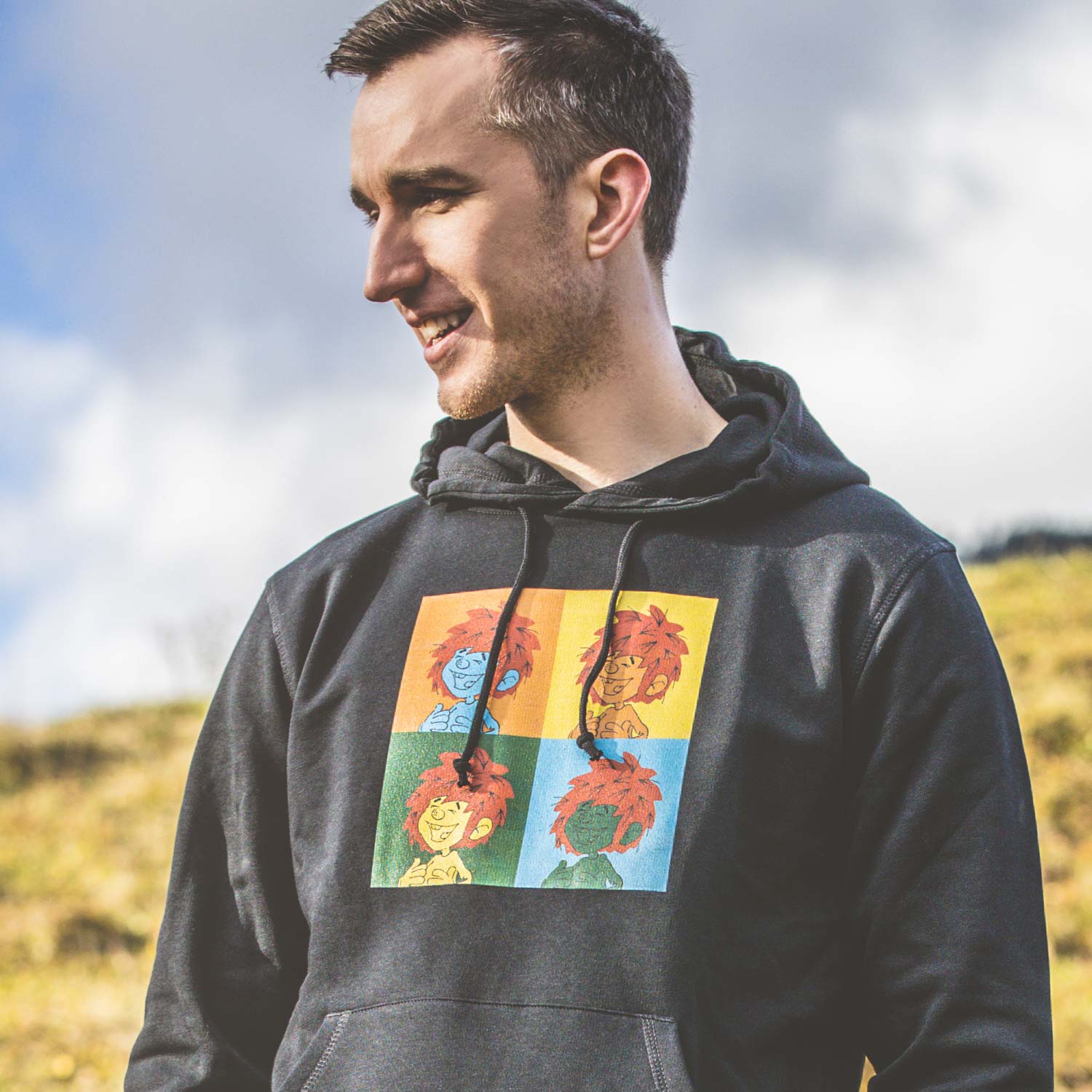 Herren Hoodie mit auffälligem Pumuckl-Pop-Art-Motiv vorne, Kapuze mit Kordelzug, 85 % Bio-Baumwolle, 15 % Recycling-Polyester.