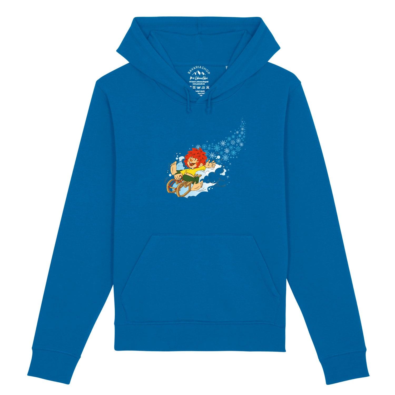 Blauer ®Pumuckl Herren Hoodie Winter-Kobold mit Pumuckl-Motiv, der Kobold rutscht auf einem Schlitten im Schnee.