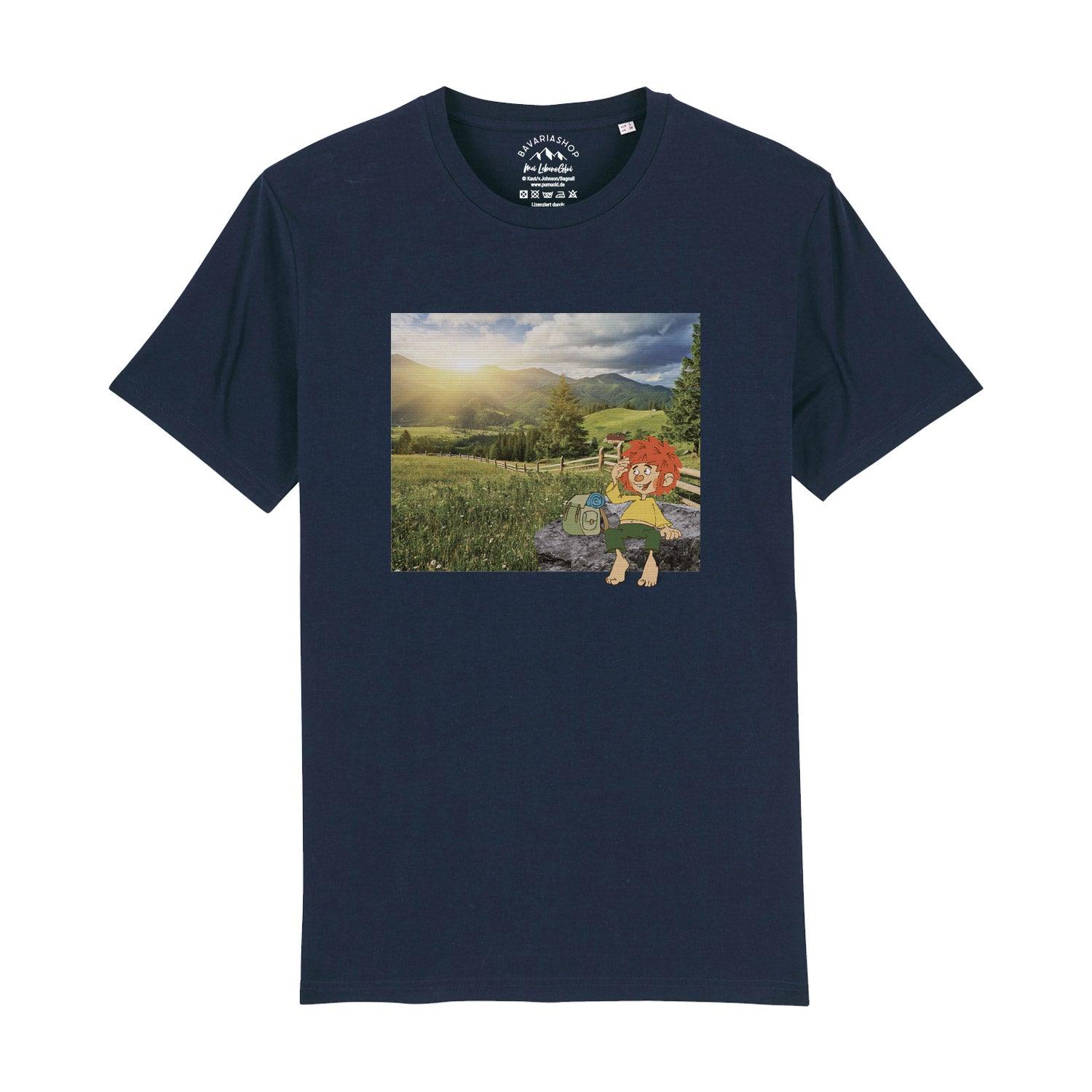 Herren-T-Shirt mit Pumuckl-Motiv vor Bergkulisse in Retro-Optik, aus 100 % Bio-Baumwolle, 180 g/m².