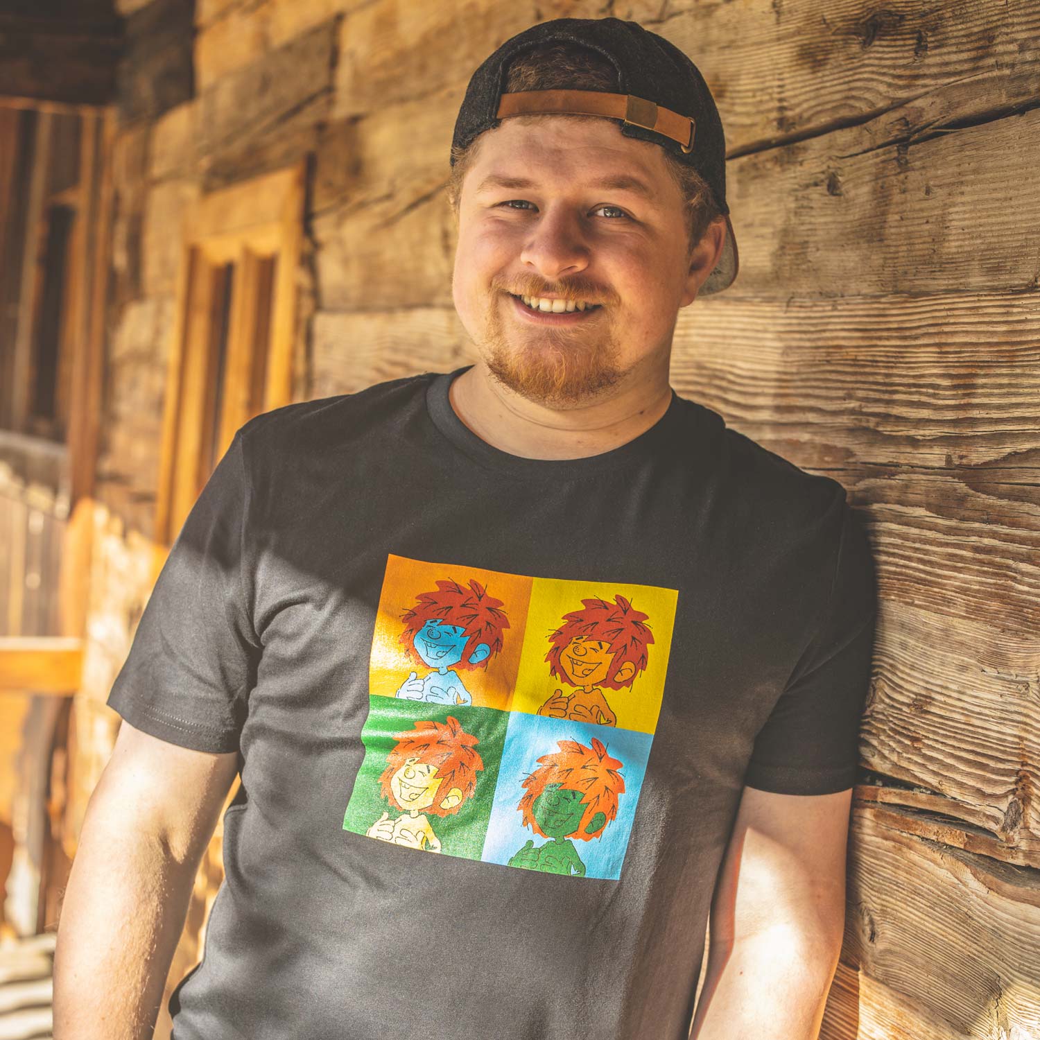 Herren-T-Shirt mit Pop Art Pumuckl-Motiv auf der Front, Rundhalsausschnitt, aus 100 % Bio-Baumwolle, 180 g/m².