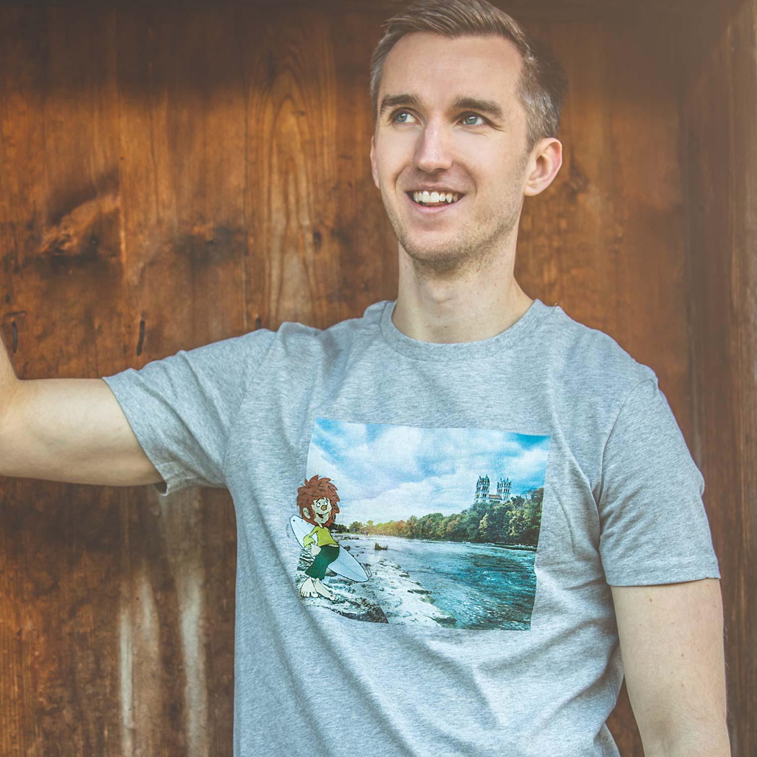 Herren T-Shirt mit Pumuckl-Surfer-Motiv in Retro-Optik aus 100 % Bio-Baumwolle, Grammatur 180 g/m².