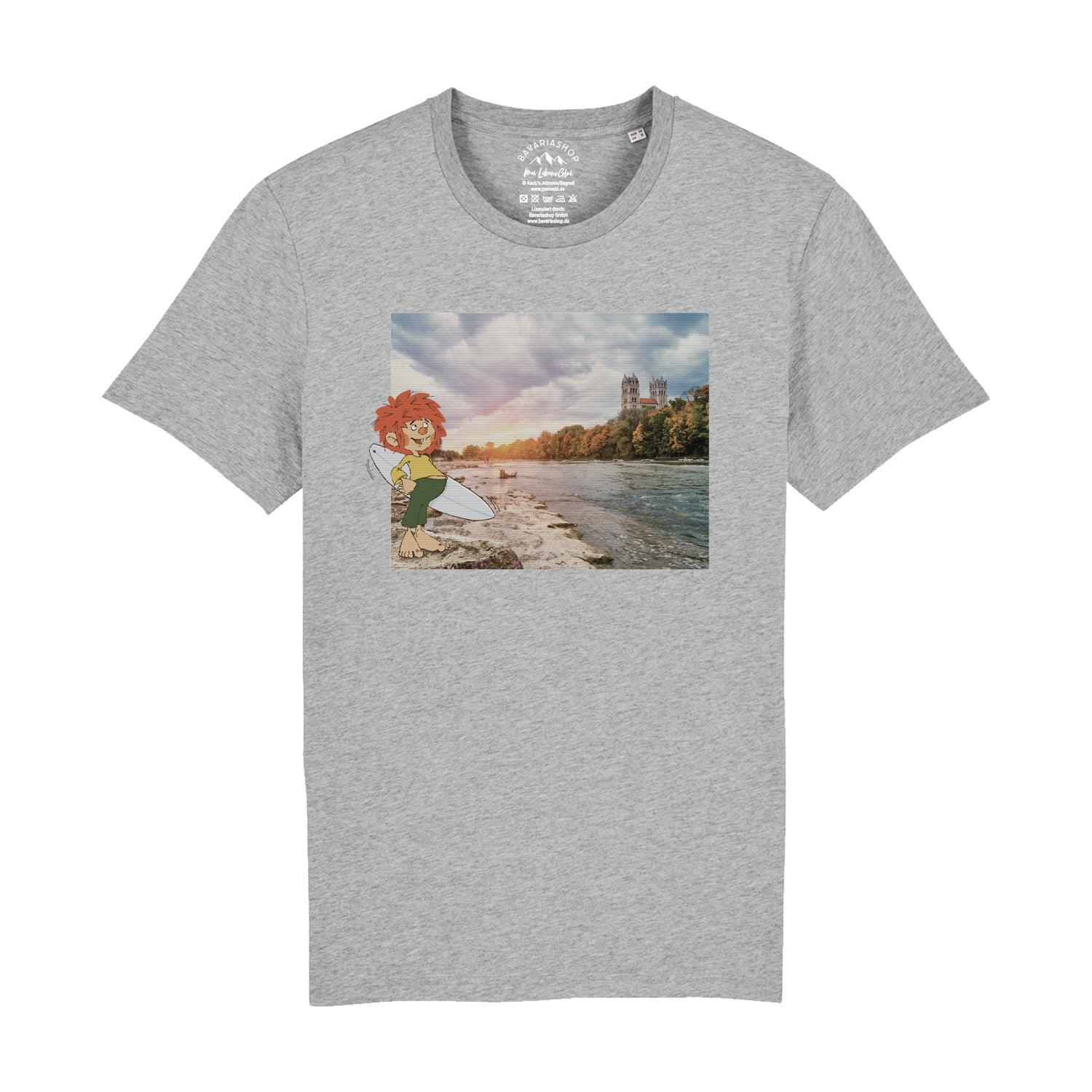 Herren T-Shirt mit Pumuckl-Motiv in Retro-Optik, Motiv zeigt surfenden Kobold, aus 100 % Bio-Baumwolle.