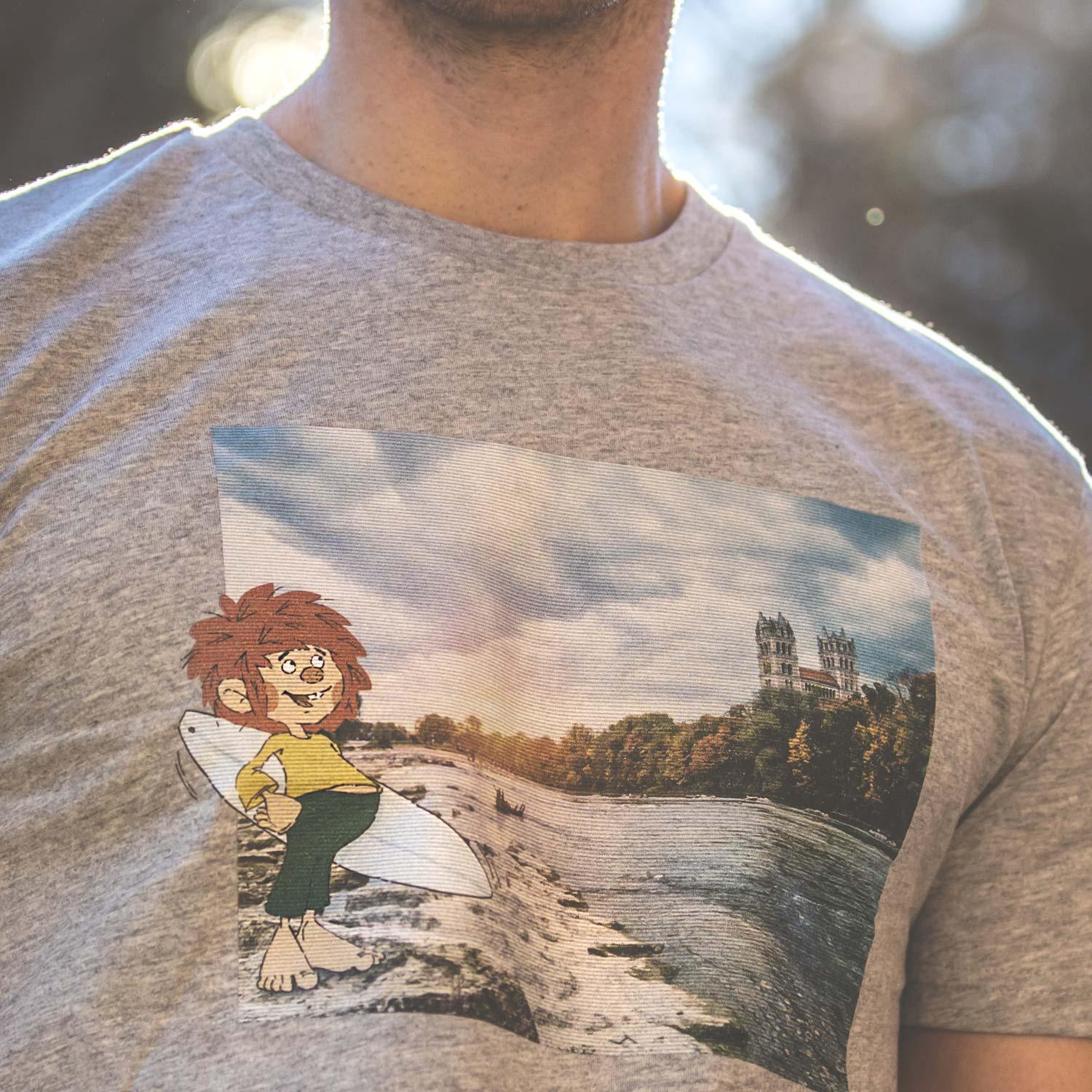 Herren T-Shirt mit Pumuckl-Surfer-Motiv in Retro-Optik, aus 100 % Bio-Baumwolle, Grammatur 180 g/m².