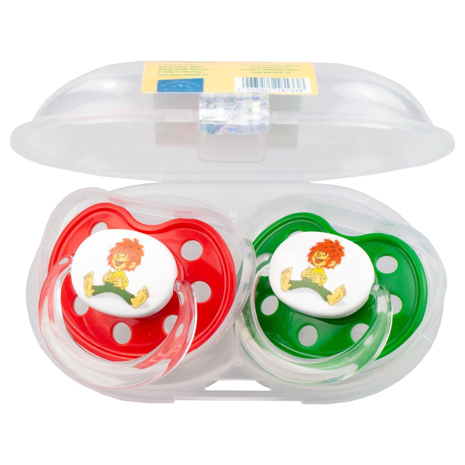 Schnuller-Set mit zwei Pumuckl-Dizzl-Schnullern in Herzform mit Motiv und Schriftzug, Größe 6–18 Monate, made in Germany.