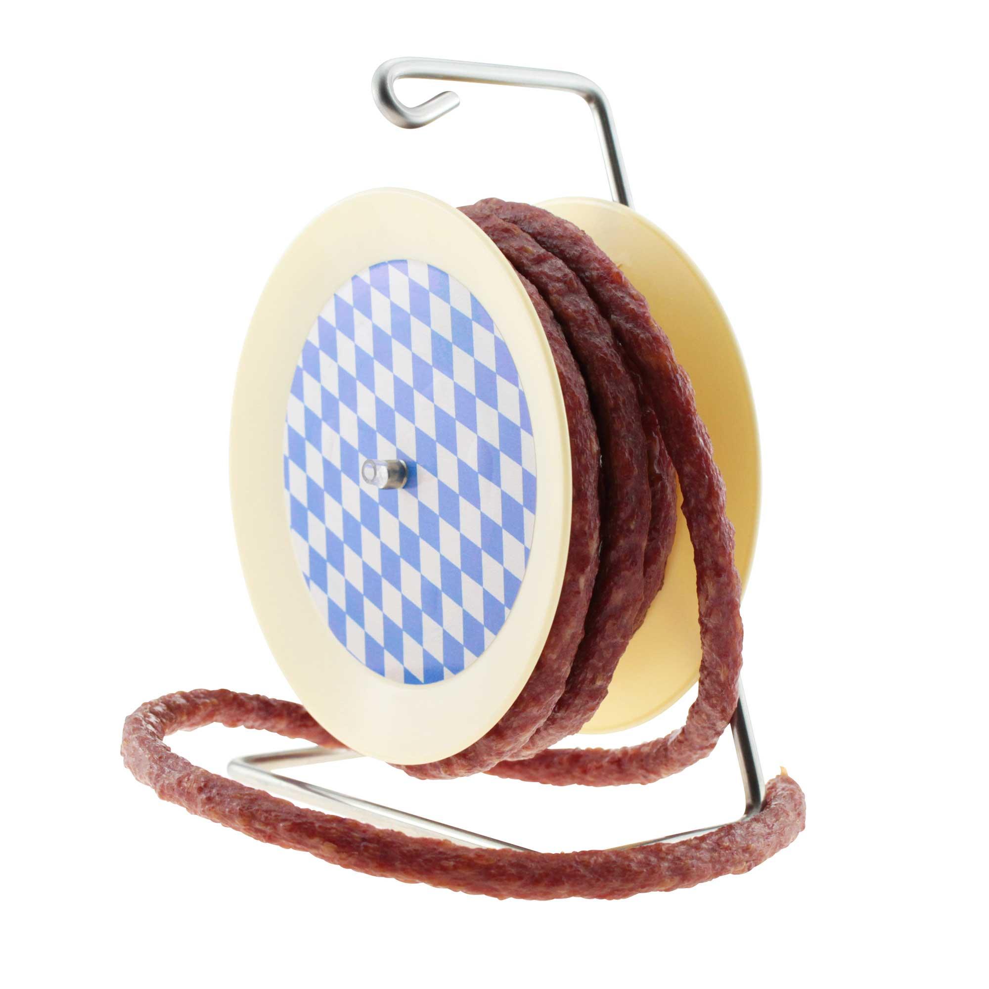 Rote Snackwurst als 3,5 Meter lange Salami am Stück, aufgerollt auf schwarzer Holzkabeltrommel, 240 g.