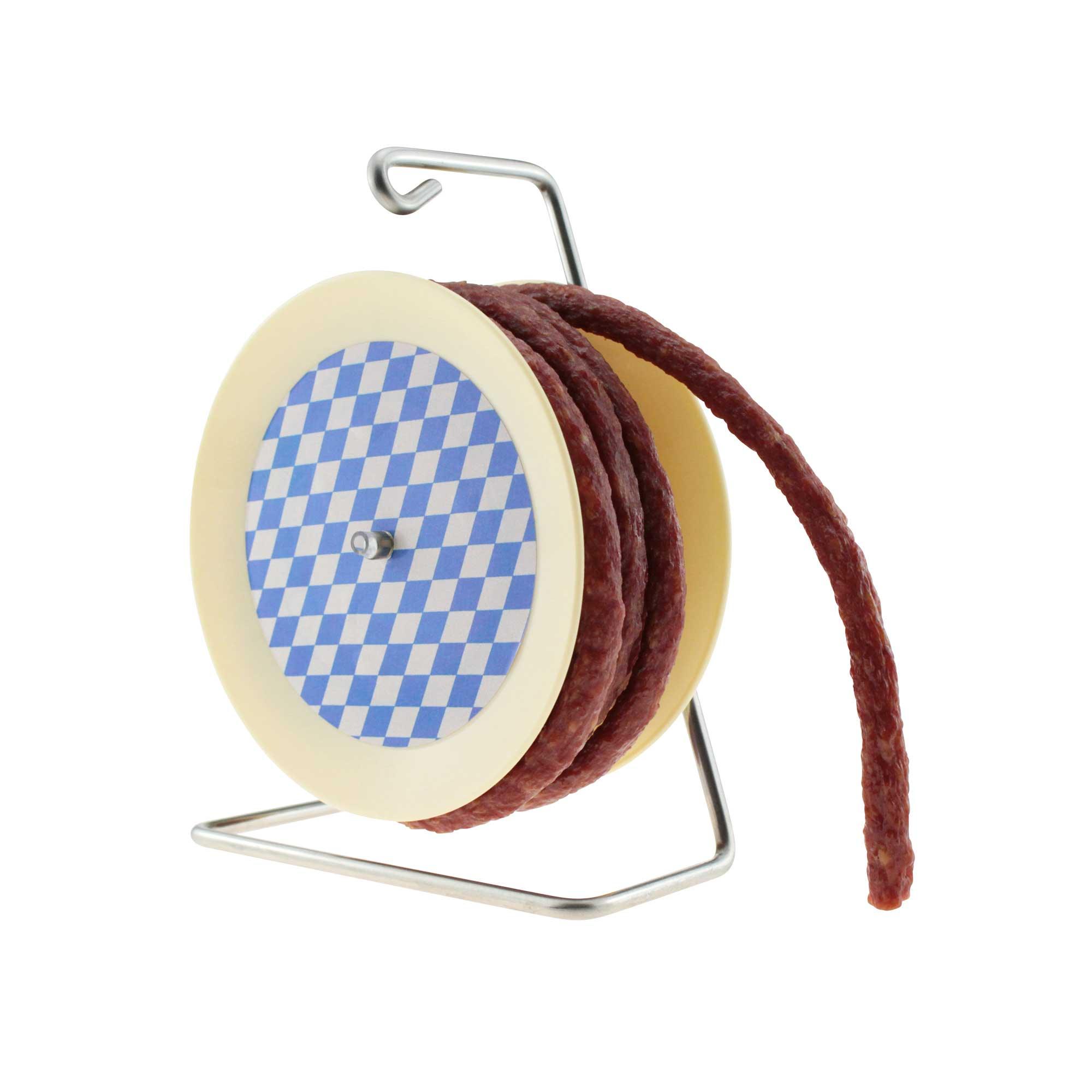 Rote Snack-Salami auf Mini-Kabeltrommel aufgewickelt, ca. 3,5 Meter am Stück, 240 g Gesamtgewicht.