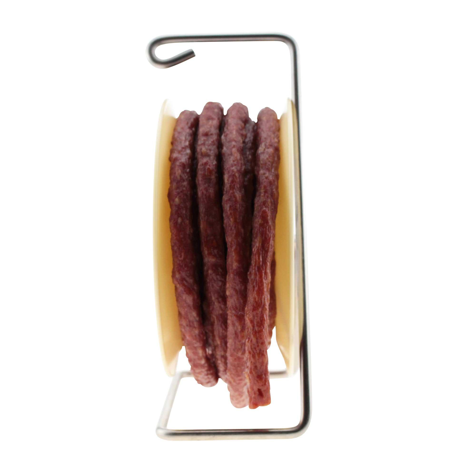 3,5 Meter lange Snack-Salami am Stück, gewickelt auf Holz-Kabeltrommel, rotbraun, fein gekörnte Oberfläche, 240 g.