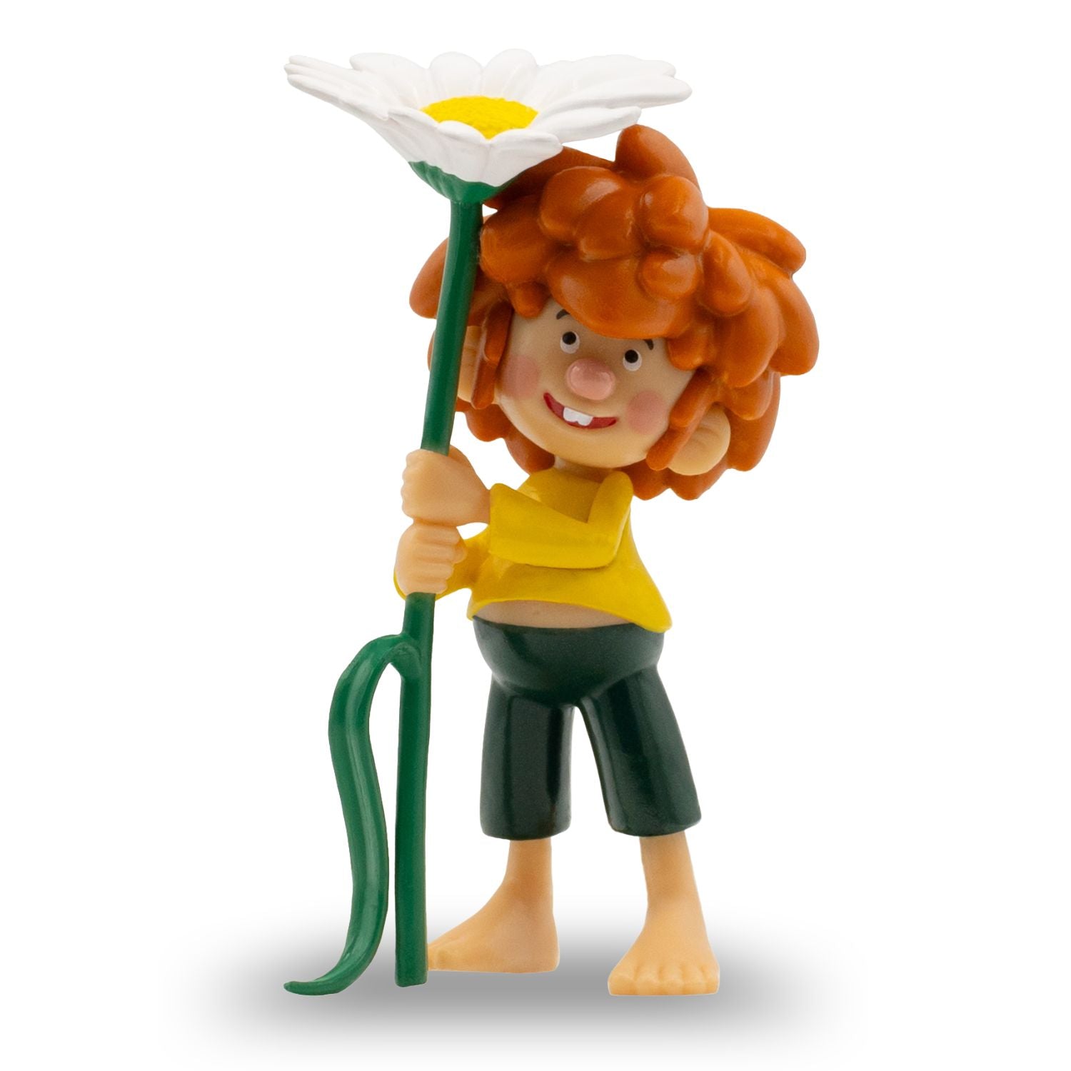 Pumuckl-Figur 8 cm, lachend mit rotem Kraushaar, trägt gelbes Hemd, grüne Hose und hält eine weiße Blume.