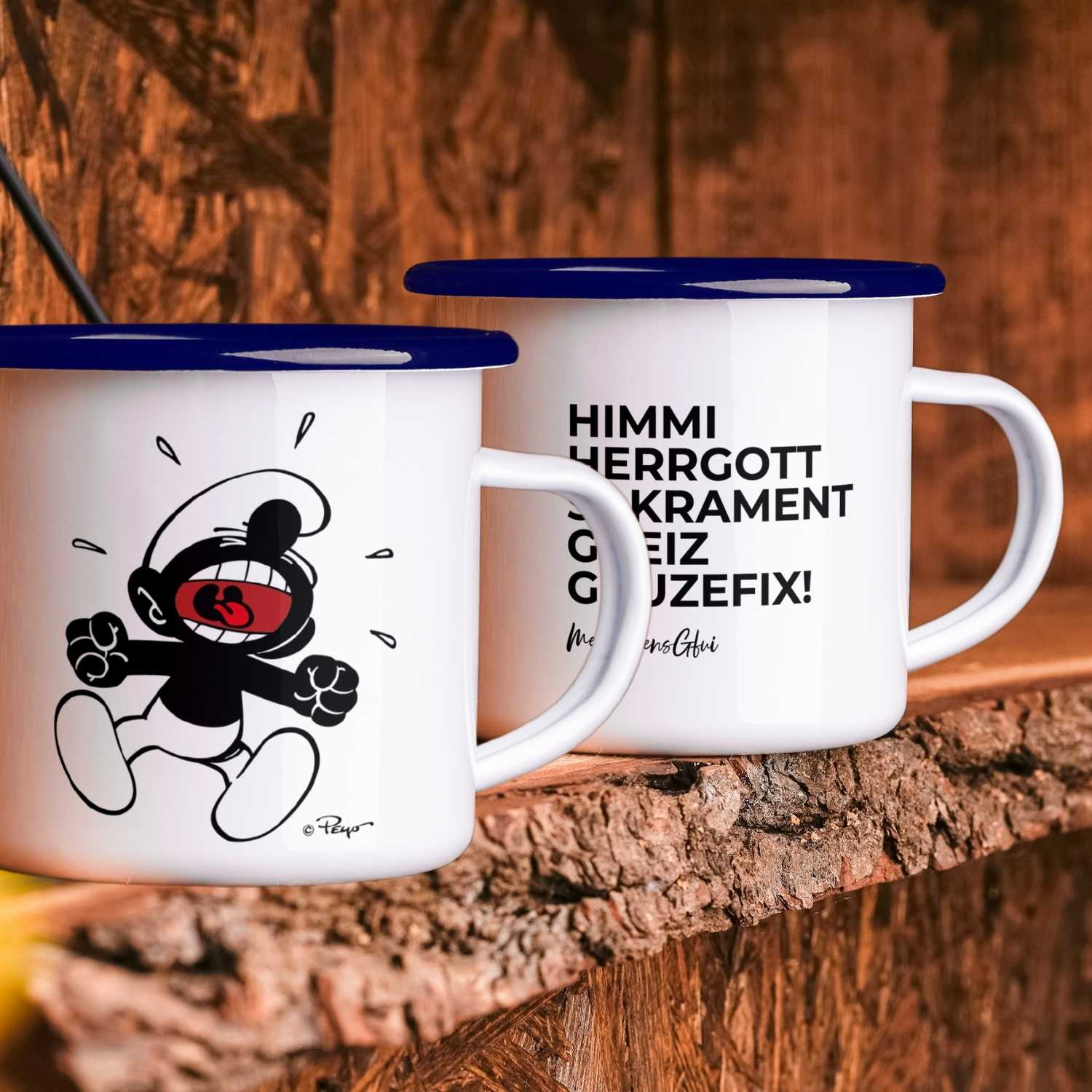 Schlümpfe Emailletasse "Himme Herrgott" mit fluchendem Schlumpf Motiv und bayrischem Spruch auf Holzbrett.