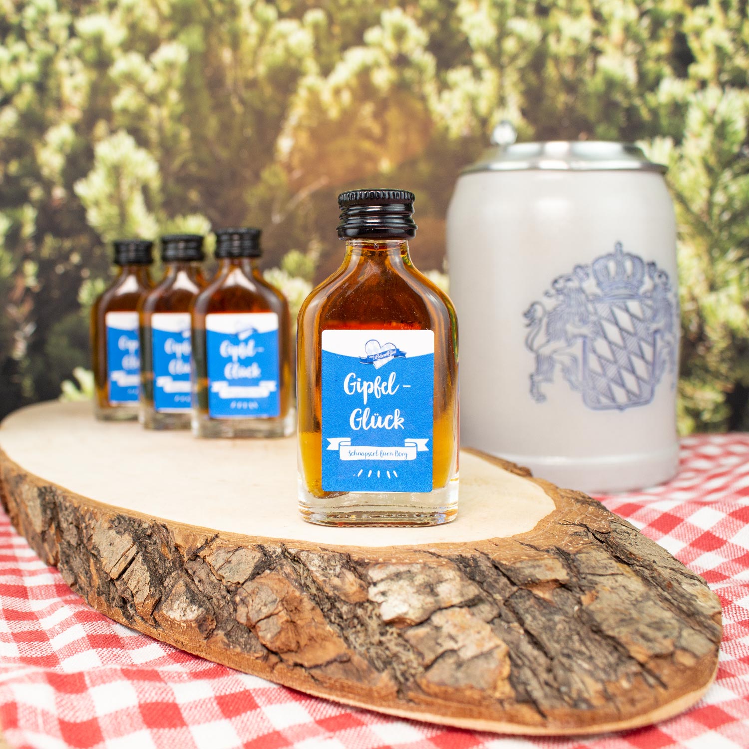 Kleines Fläschchen mit 20 ml Kräuterlikör, 30 % vol., Motiv „Gipfel-Glück“ auf rechteckigem Etikett.