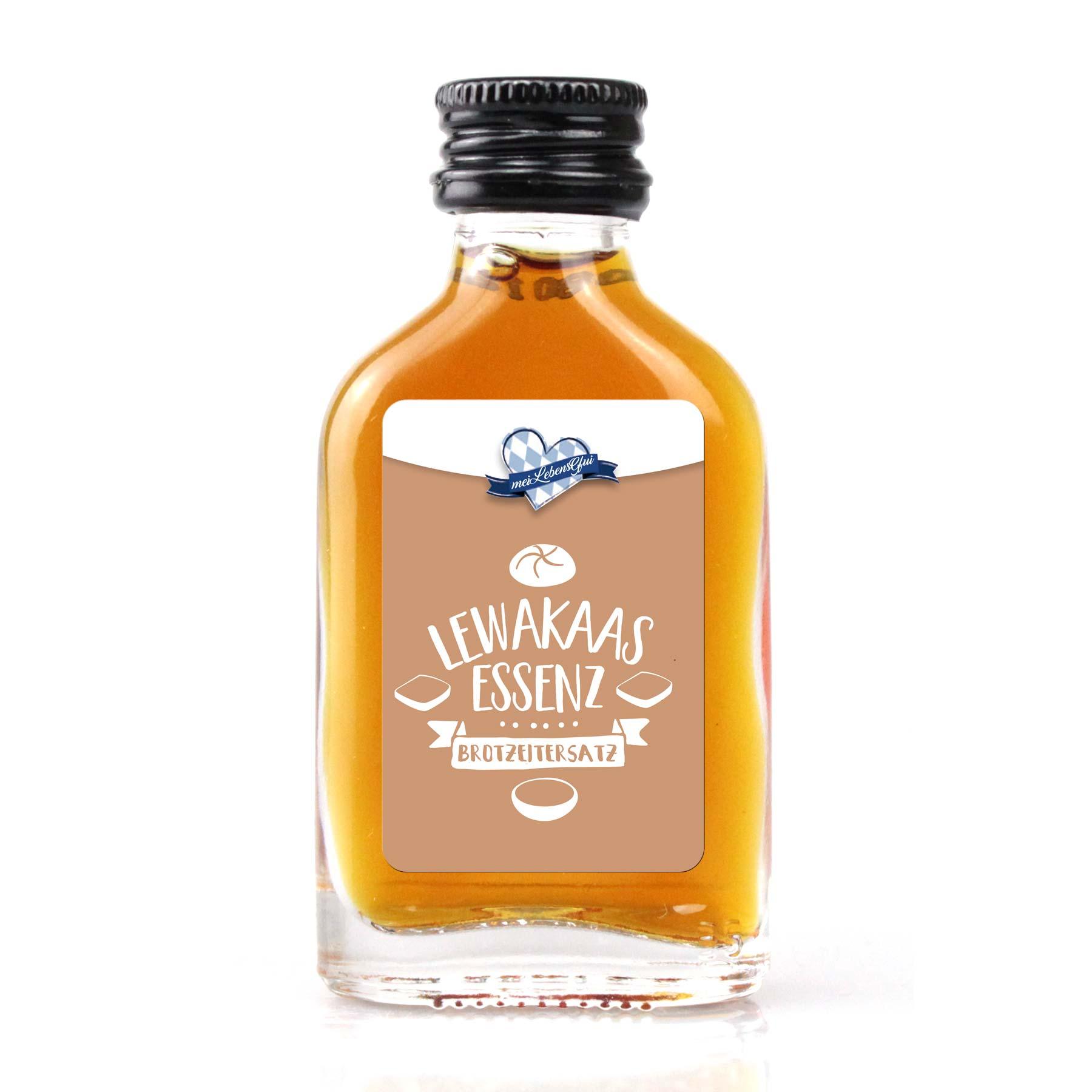 Kleine Glasflasche mit klarer Schnaps-Essenz, Etikett mit bayerischem Schriftzug „Lewakaas“, 2 cl Inhalt