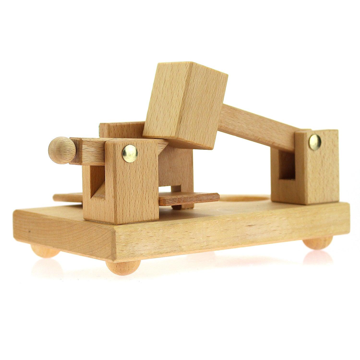 Handgefertigte Schnupftabakmaschine aus Buchenholz mit rundem Druckhebel und graviertem Edelstahleinsatz vorne.