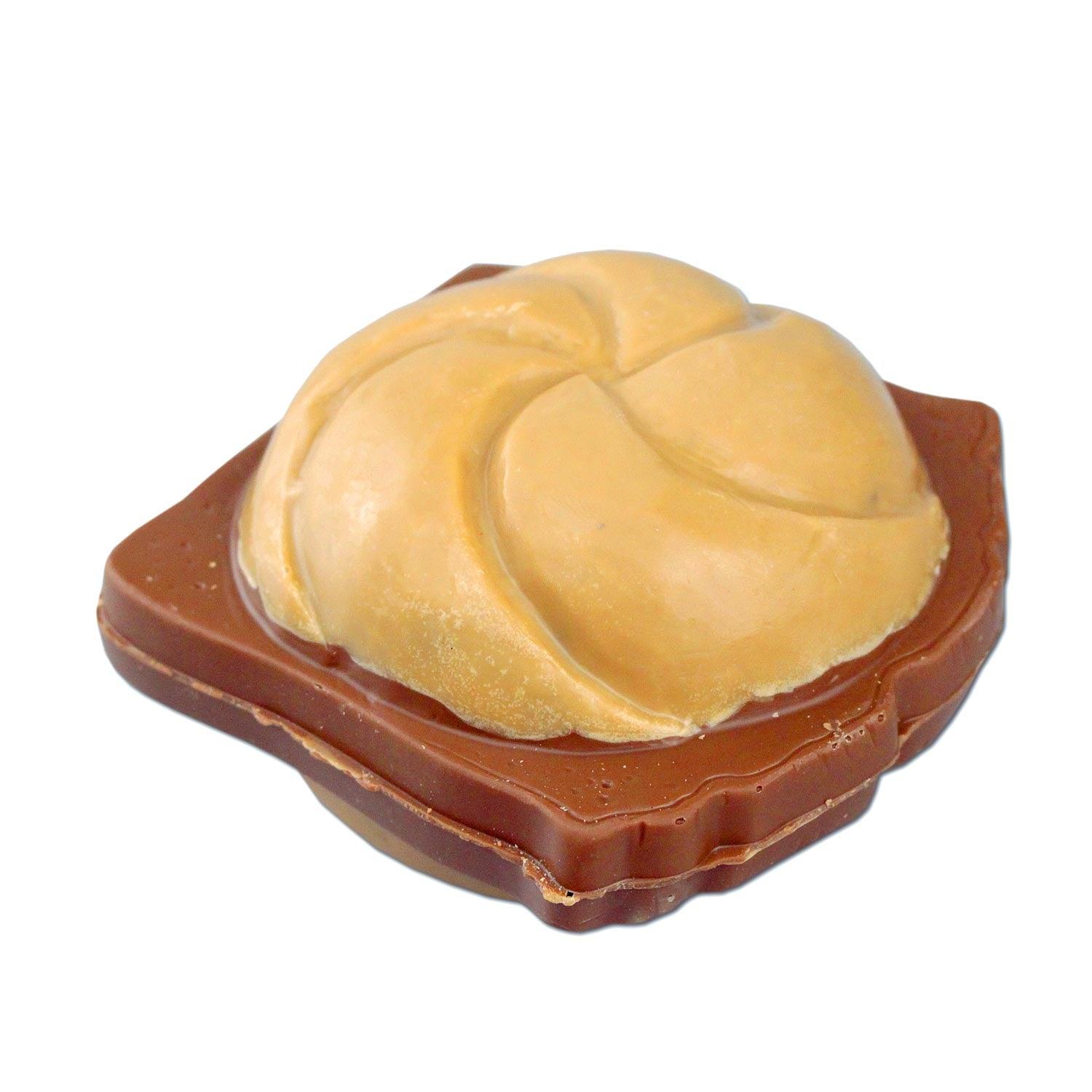 Vegetarische Leberkassemmel aus Vollmilchschokolade mit Karamell-Dekor, rund geformt, ca. 10 × 10 × 6 cm.