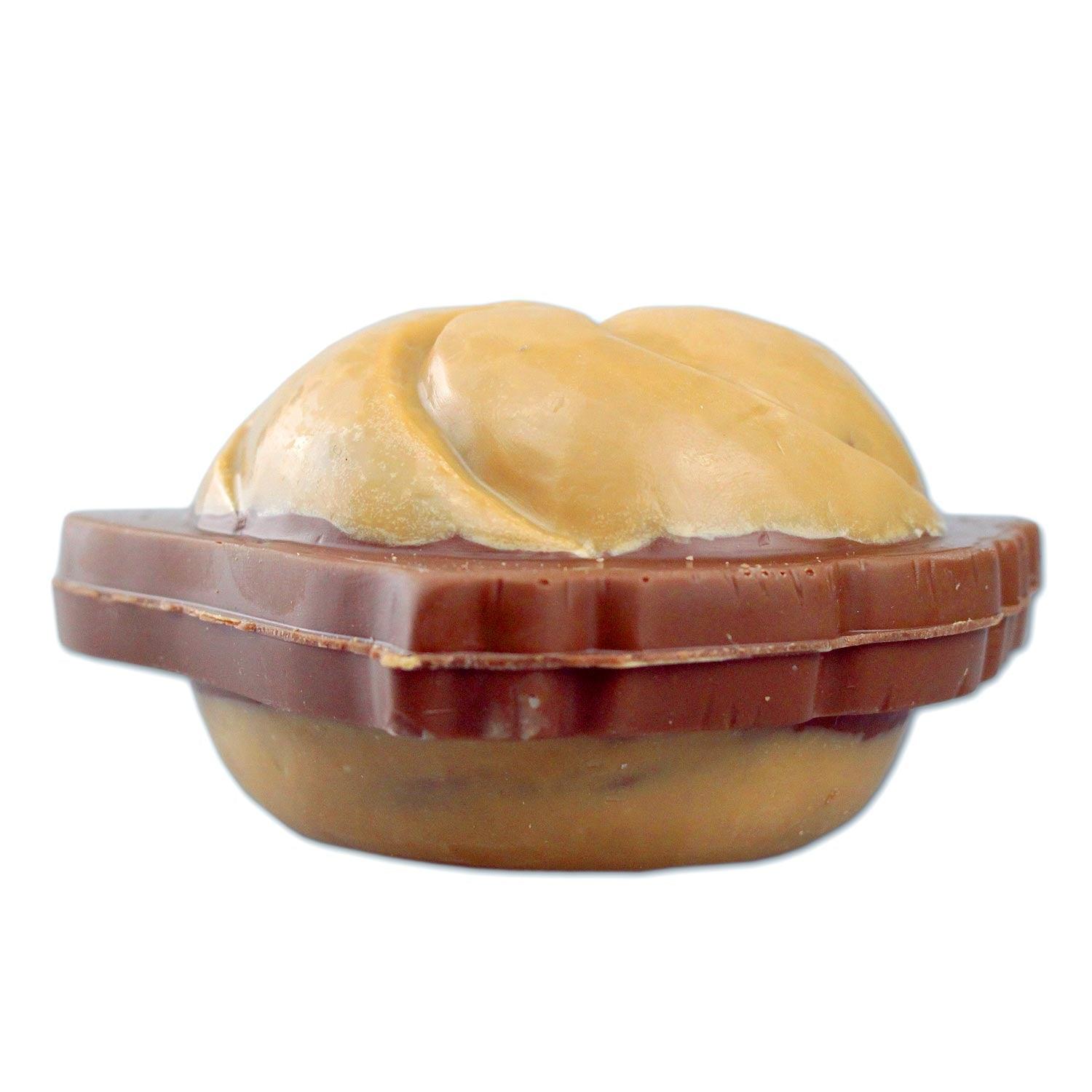 Schokoladen-Leberkassemmel aus Manufaktur-Schokolade mit realistischem Semmel-Look, detailreich modelliert.