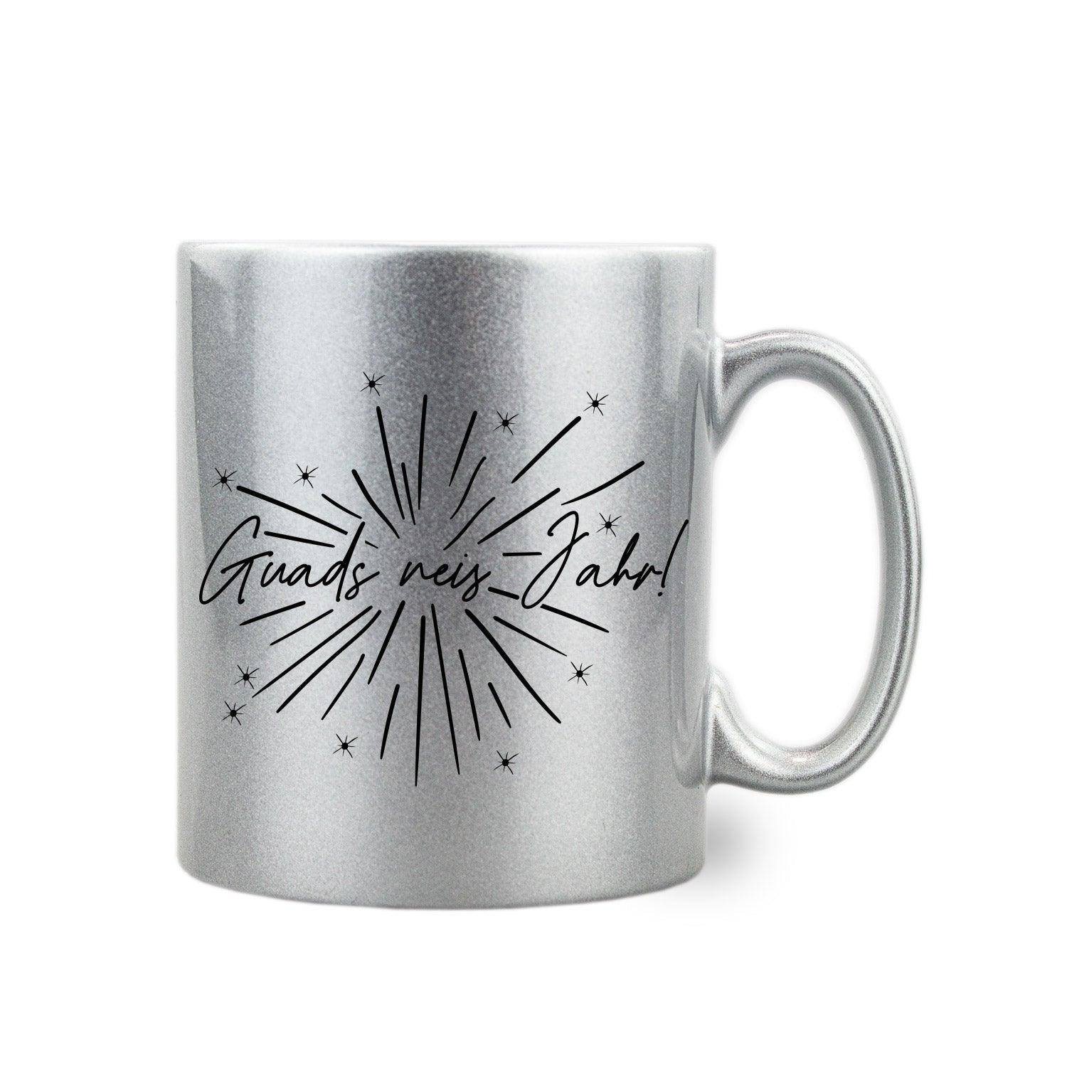 Silber-glitzernde Tasse mit rundem Henkel und schwarzem Schriftzug „Guads neis Jahr!" auf weißem Hintergrund, 300 ml.