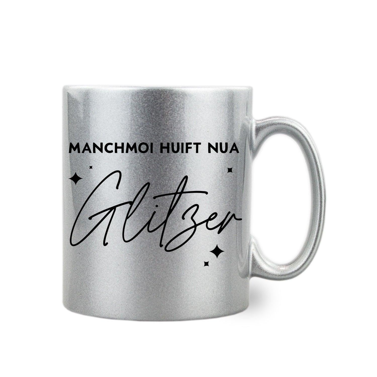 Silber-glitzernde Keramiktasse mit schwarzem Schriftzug „Manchmoi huift nua Glitzer“, 300 ml, Thermotransferdruck.