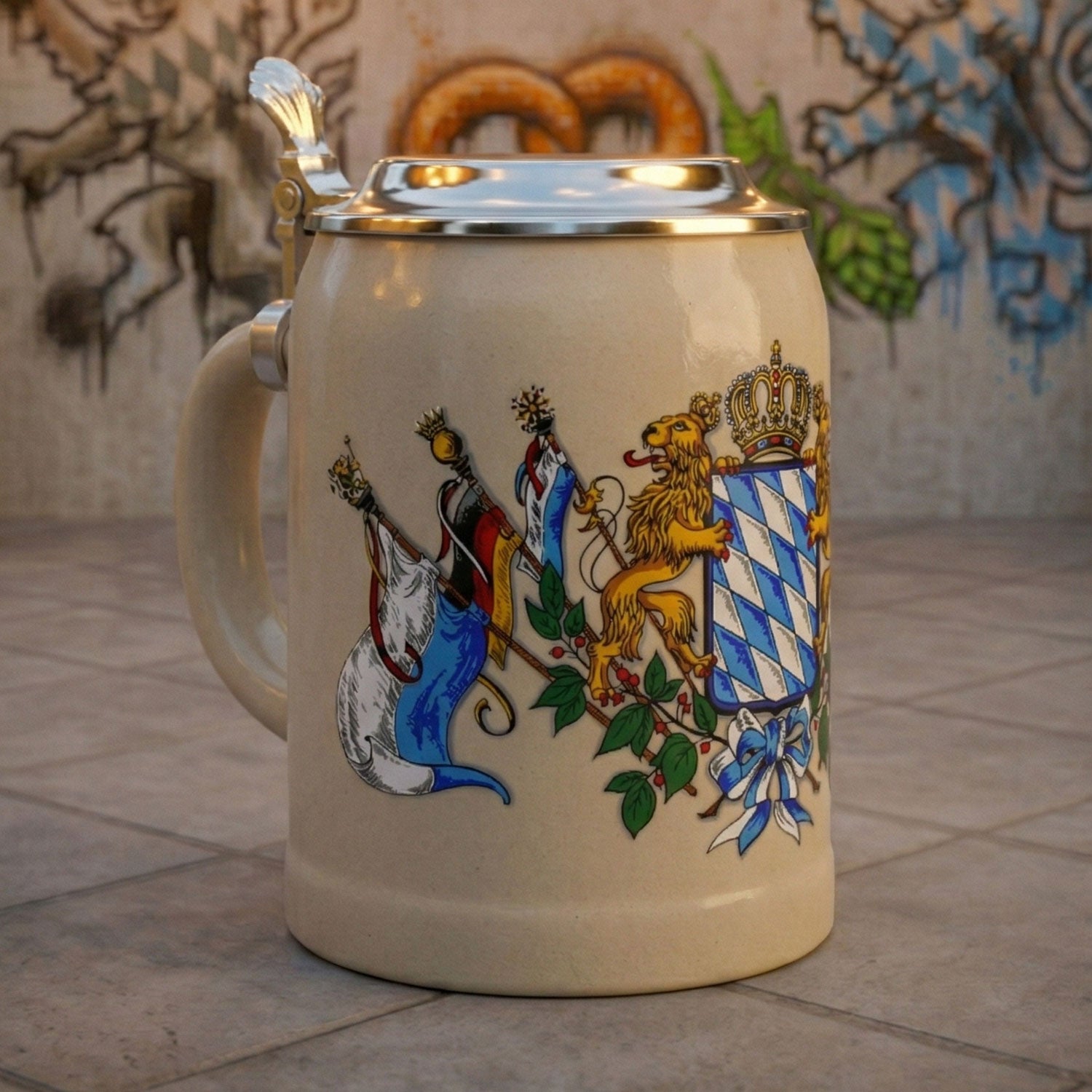 Traditioneller bayerischer Steinkrug mit detailliertem Wappen, Löwenmotiv und glänzendem Zinndeckel.