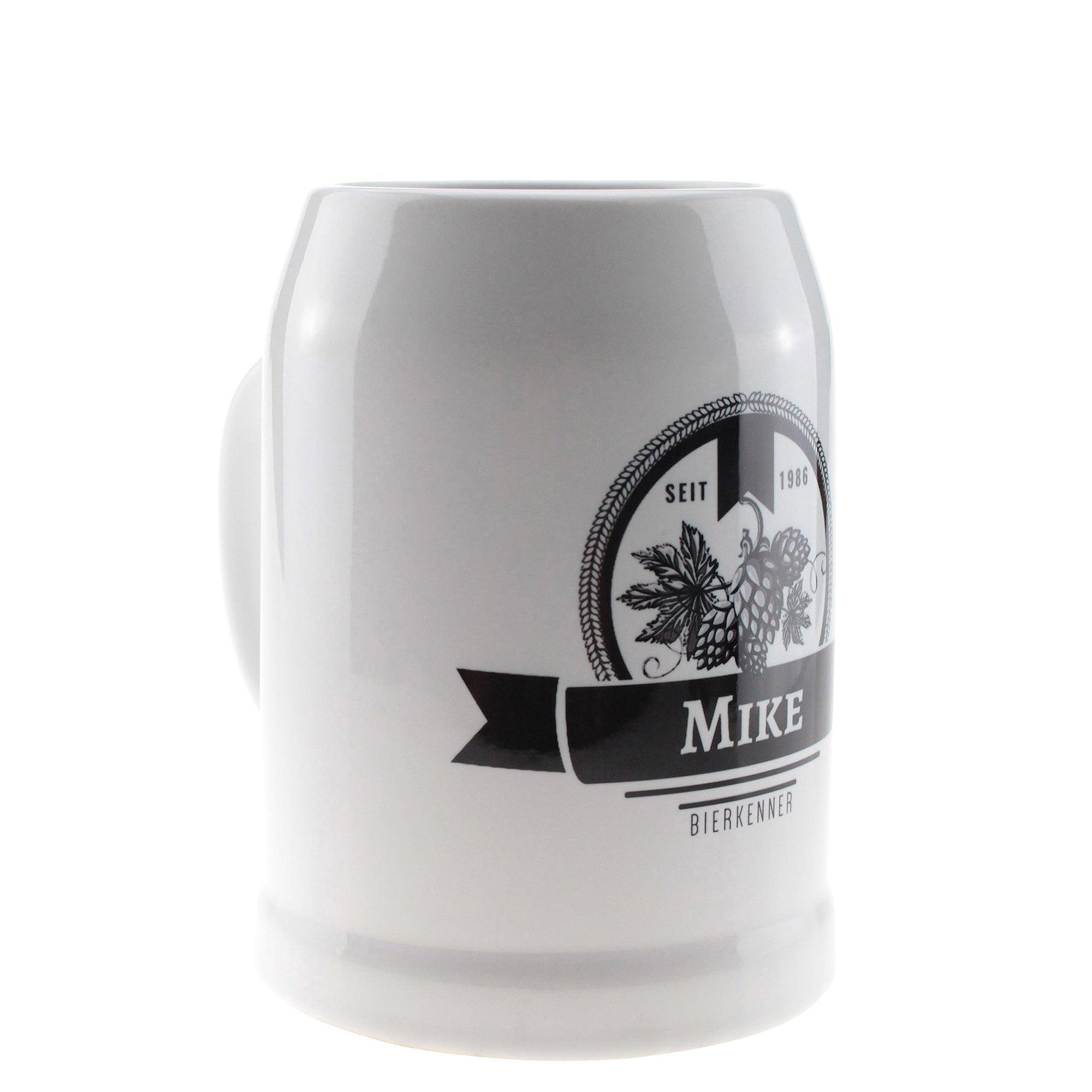 Steinbierkrug aus Keramik mit gravierter Hopfendolde und individuellem Wunschnamen, mattgrau, Inhalt 0,5 Liter.
