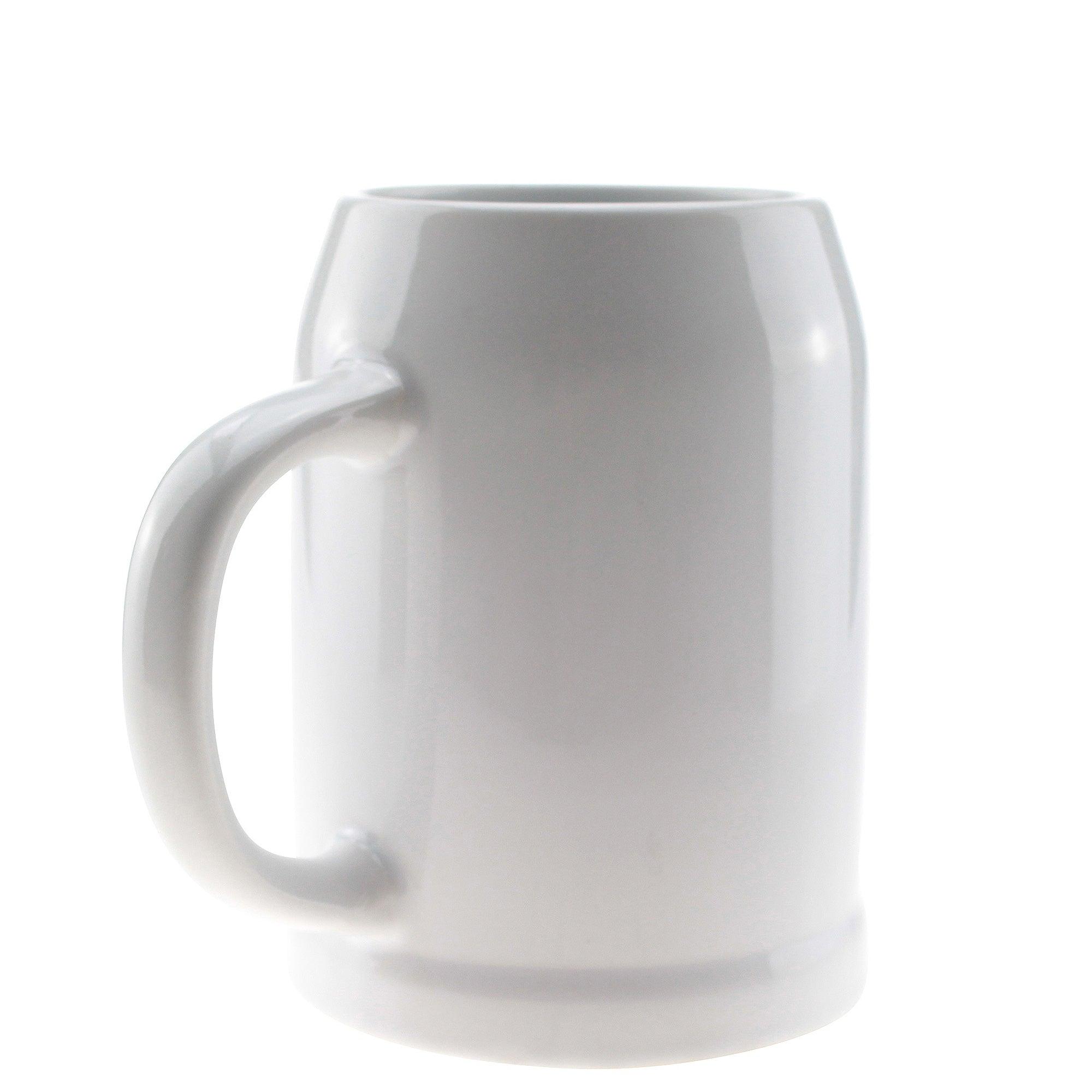 Personalisierbarer Bierkrug aus grauem Steingut mit Hopfendolden-Motiv und Gravurfeld für Wunschnamen, 0,5 l.