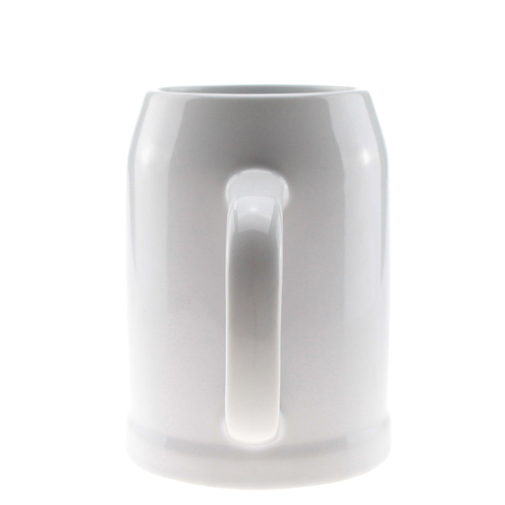 Stein-Bierkrug mit gravierter Hopfendolde und individuellem Namen, grau-beige, zylindrische Form, 0,5 Liter.