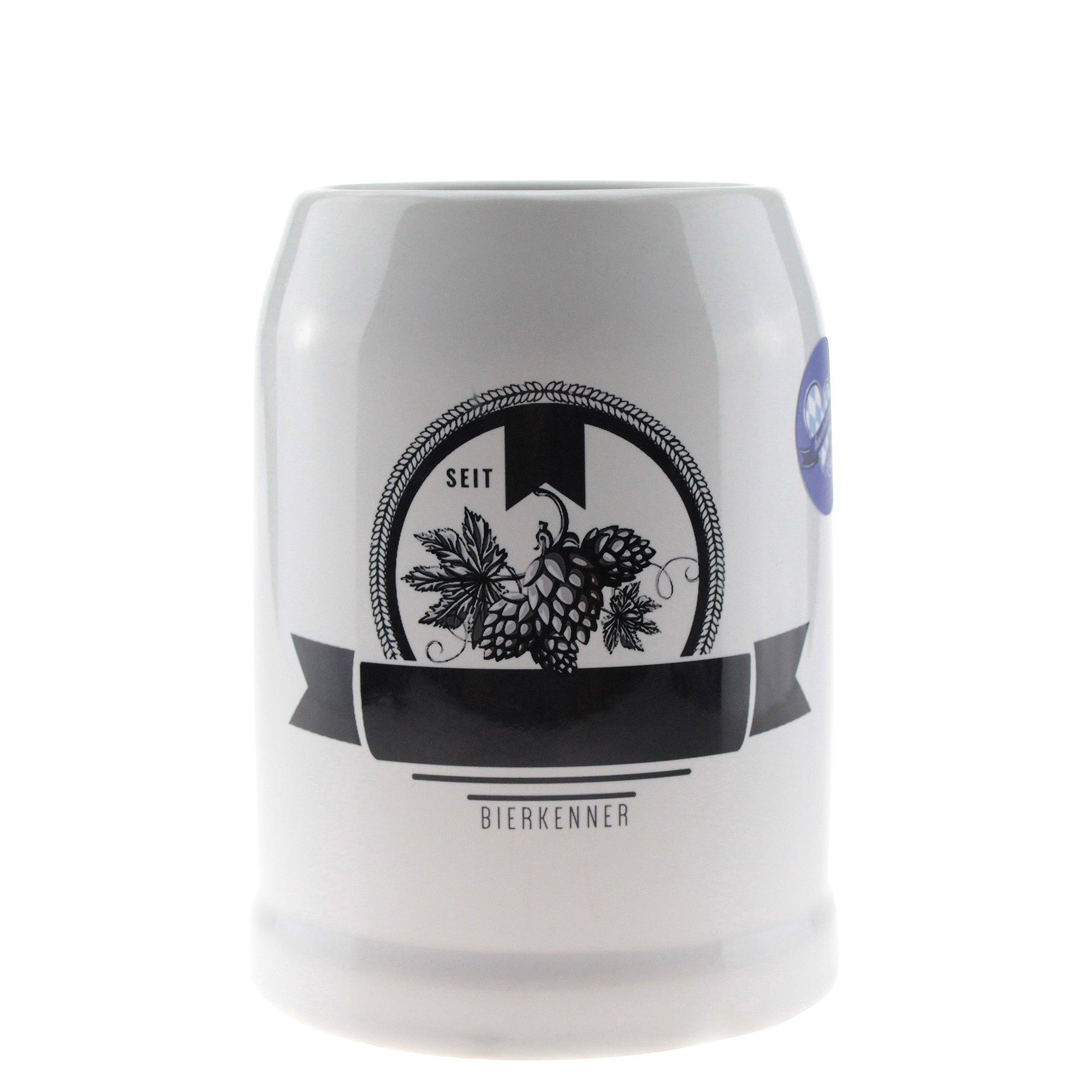 Steinfarbener Bierkrug aus Keramik mit Gravurmotiv Hopfendolde und individuellem Namensschriftzug, 0,5 l.