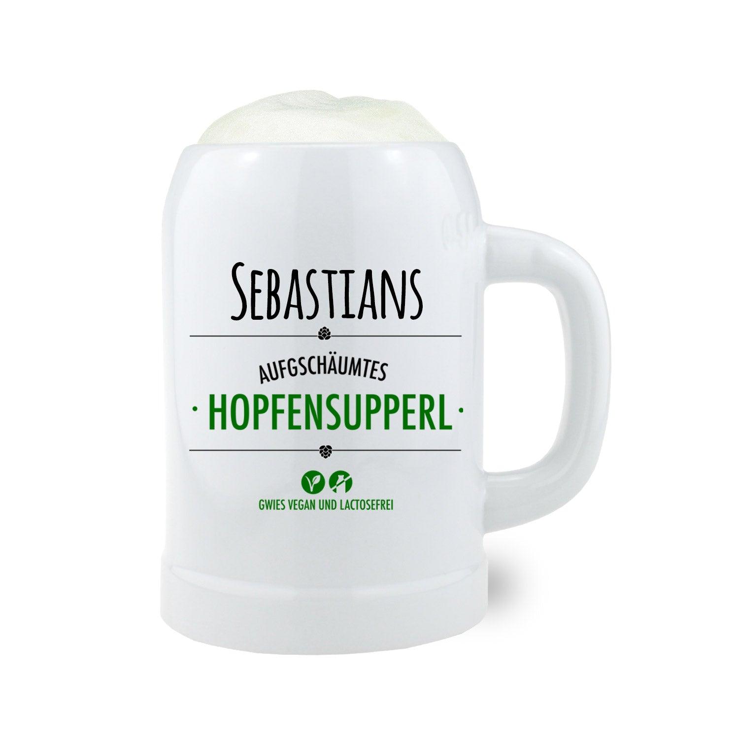 Stein-Bierkrug aus naturgrauer Keramik mit Mäander-Muster, Gravur „Hopfensupperl“ und individuell wählbarem Namen.