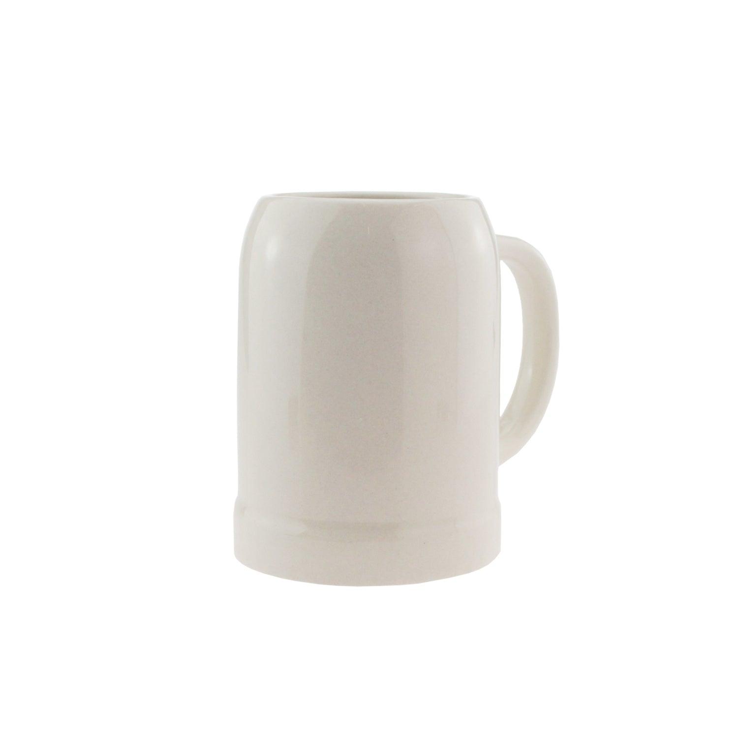 Hellgrauer Stein-Bierkrug mit Henkel, matter Oberfläche und dunkelgrauem Logo-Schriftzug auf der Vorderseite.