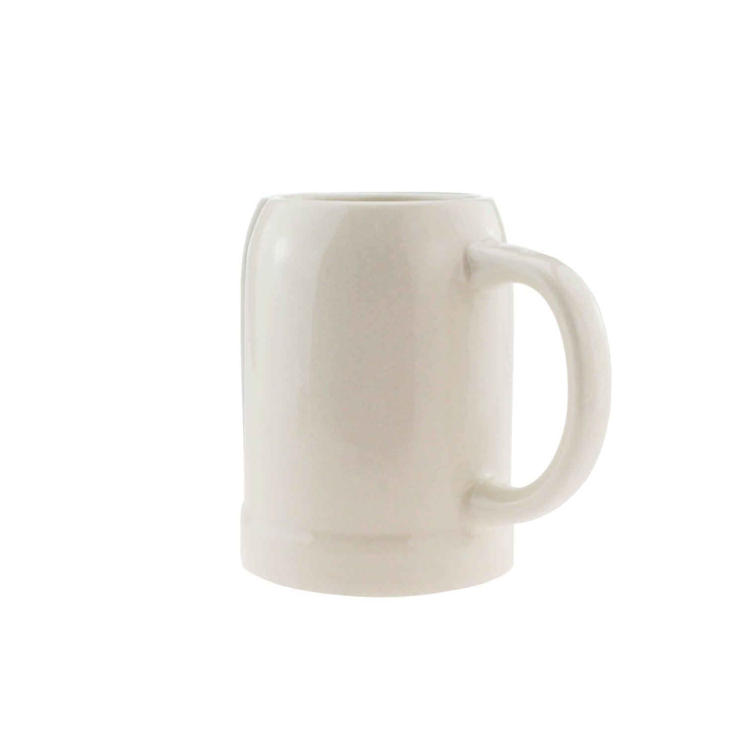 Hellgrauer Stein-Bierkrug aus Keramik mit Henkel, bauchiger Form und dunkelblauer Gravur mit Schriftzug.