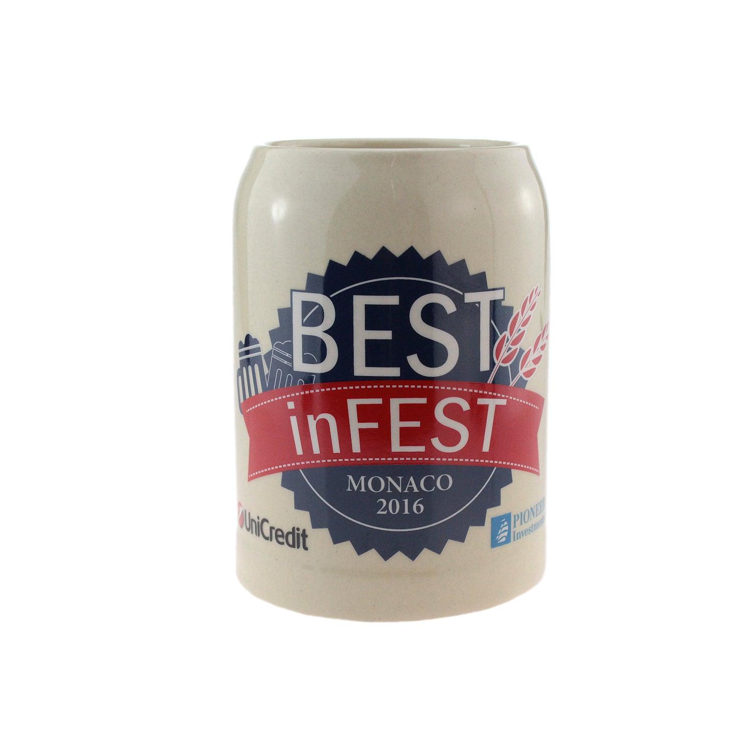 Personalisierbarer Bierkrug aus Stein in Hellgrau mit dunkelblauem Logodruck, gerader Form und Henkel, 0,5 l.