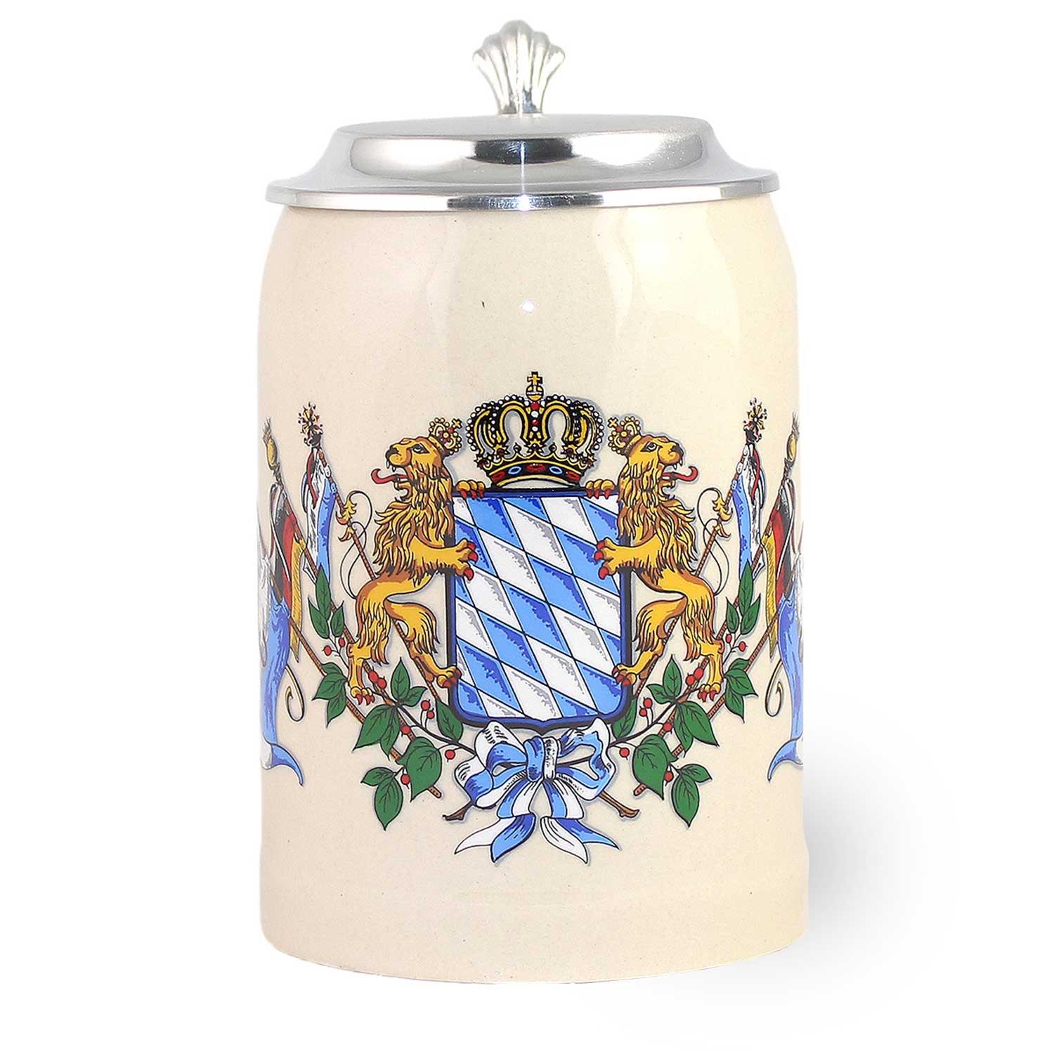 Keramik-Bierkrug mit detailliertem bayerischem Wappen, gekrönt von Löwen und Rautenmuster, mit Zinndeckel.