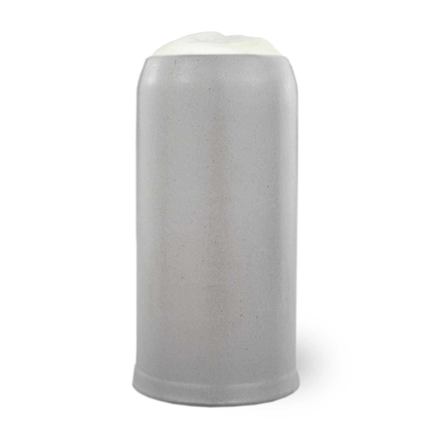 Grauer glänzender Keramik-Bierkrug mit heller Schaumkrone, isoliert auf weißem Hintergrund präsentiert.
