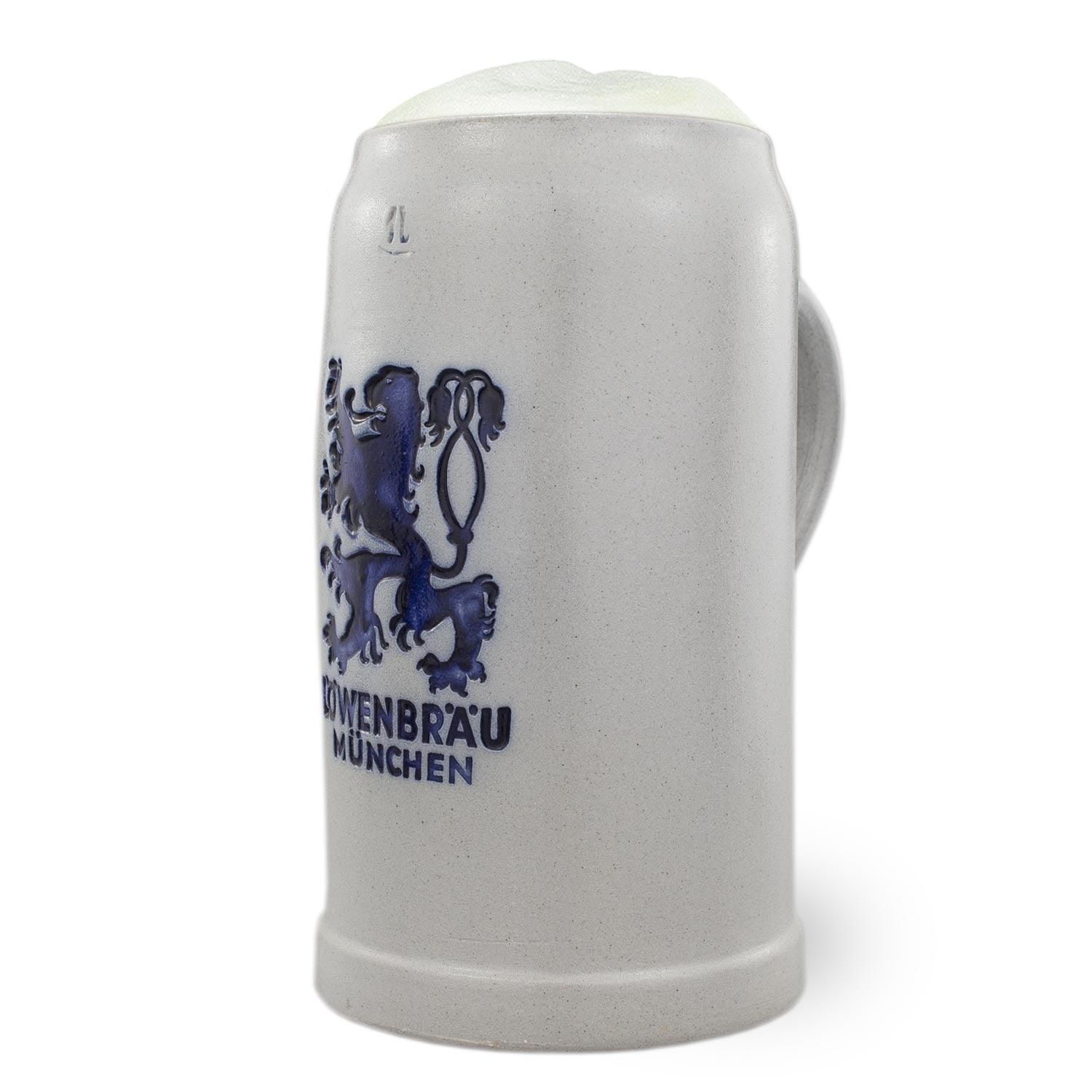 Salzglasierter Steinkrug mit Löwenrelief und blauem „Löwenbräu“-Schriftzug, 1,0 Liter, zylindrische Form.