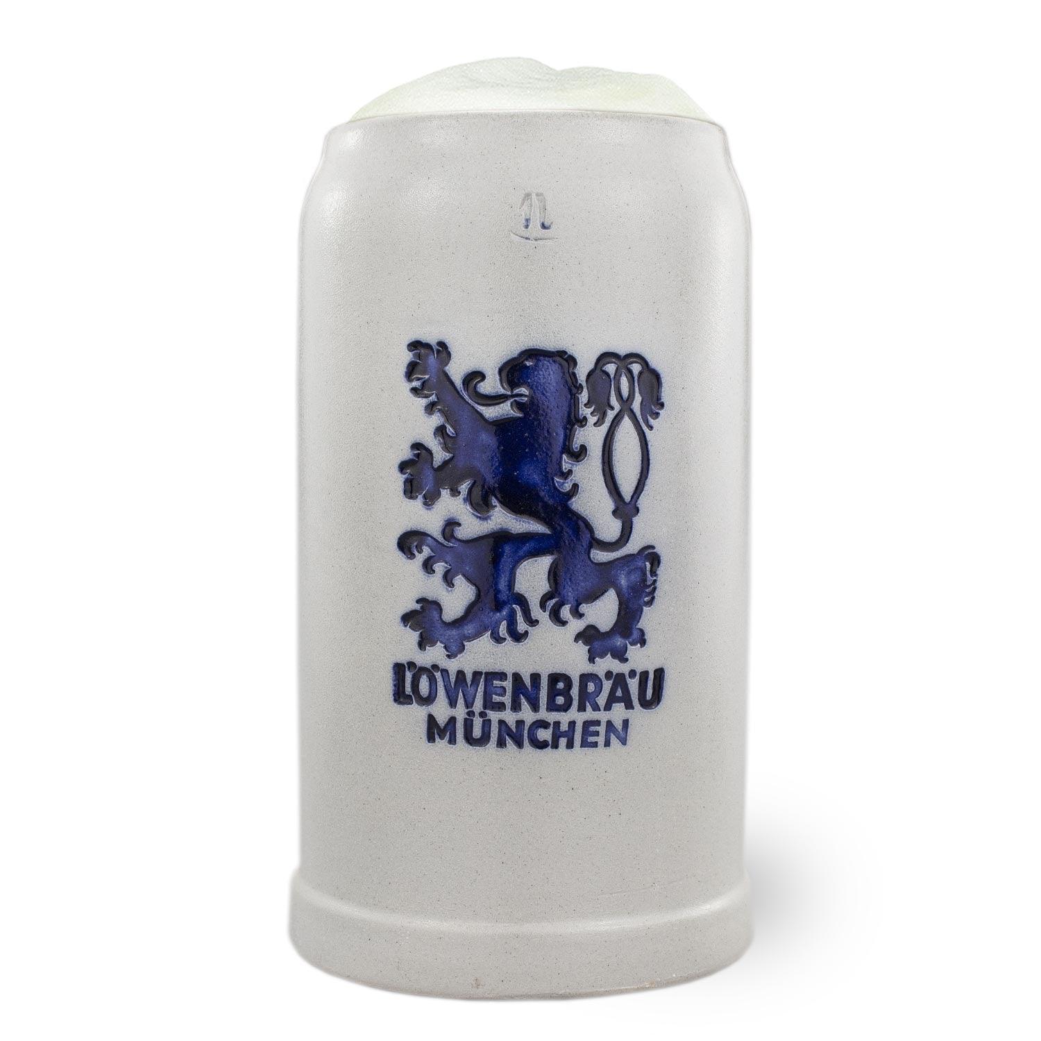 Salzglasierter Steinkrug mit blauem Schriftzug „Löwenbräu“, zylindrische Form, graue Keramik, Füllmenge 1,0 Liter.