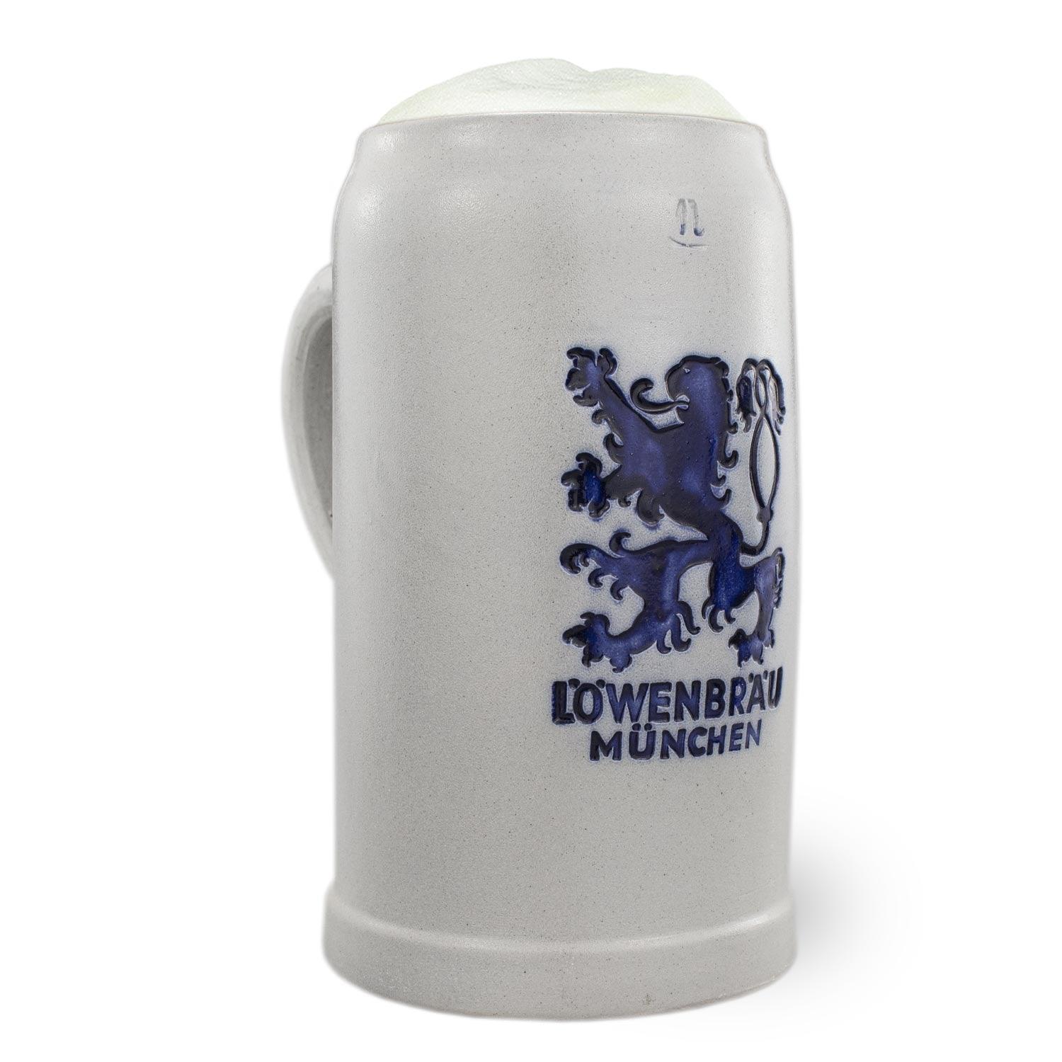 Salzglasierter Steinkrug mit blauem „Löwenbräu“-Schriftzug, zylindrischer Form, graue Keramik, Füllmenge 1 Liter.