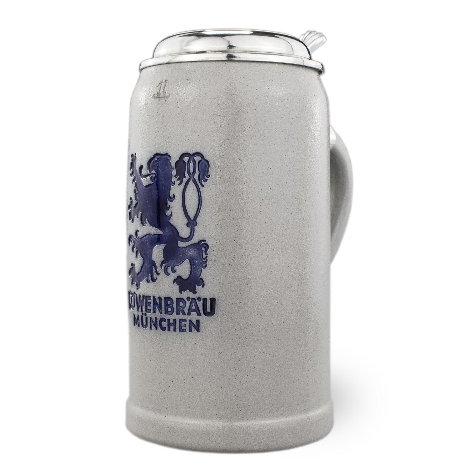 Salzglasierter Bierkrug mit Löwenbräu-Wappen, Zinndeckel mit Relief, graue Keramik, Füllmenge 1,0 Liter.