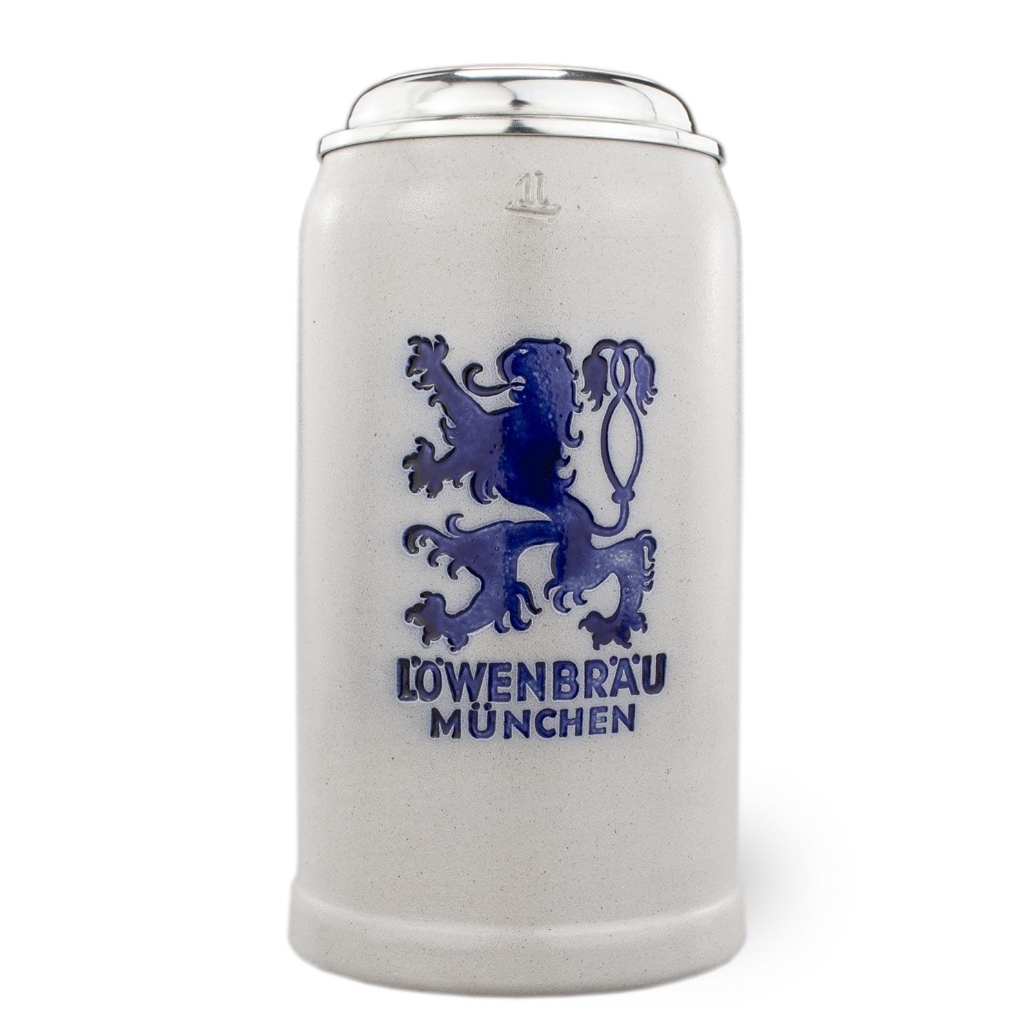 Salzglasierter Bierkrug aus Keramik mit Löwen-Motiv und Zinndeckel, Schriftzug „Löwenbräu“, 1,0 Liter.