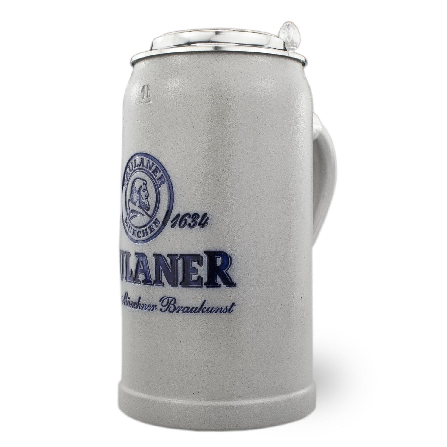 Salzglasierter Bierkrug mit Zinndeckel, blauem Wappen und Schriftzug, aus Keramik, Fassungsvermögen 1,0 Liter.