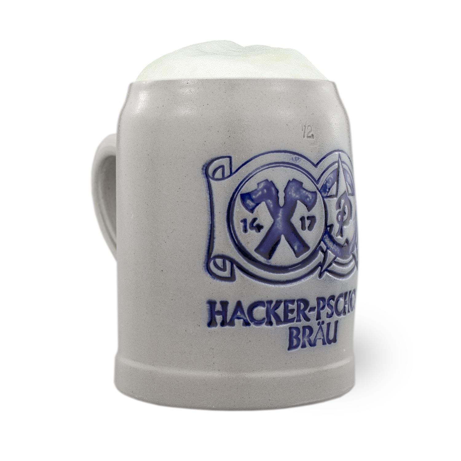 Salzglasierter Steinkrug mit blauem Schriftzug „Hacker-Pschorr Bräu“, Logo-Relief, zylindrisch, aus Keramik, 0,5 Liter.
