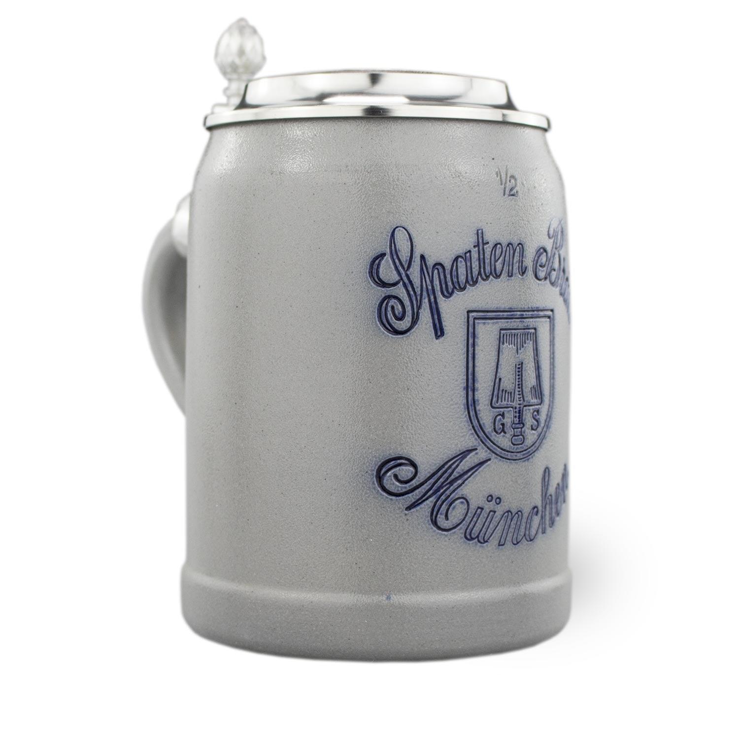 Keramikbierkrug mit gewölbtem Zinndeckel, grauer Oberfläche und farbigem Spaten-Wappen, Füllmenge 0,5 Liter.