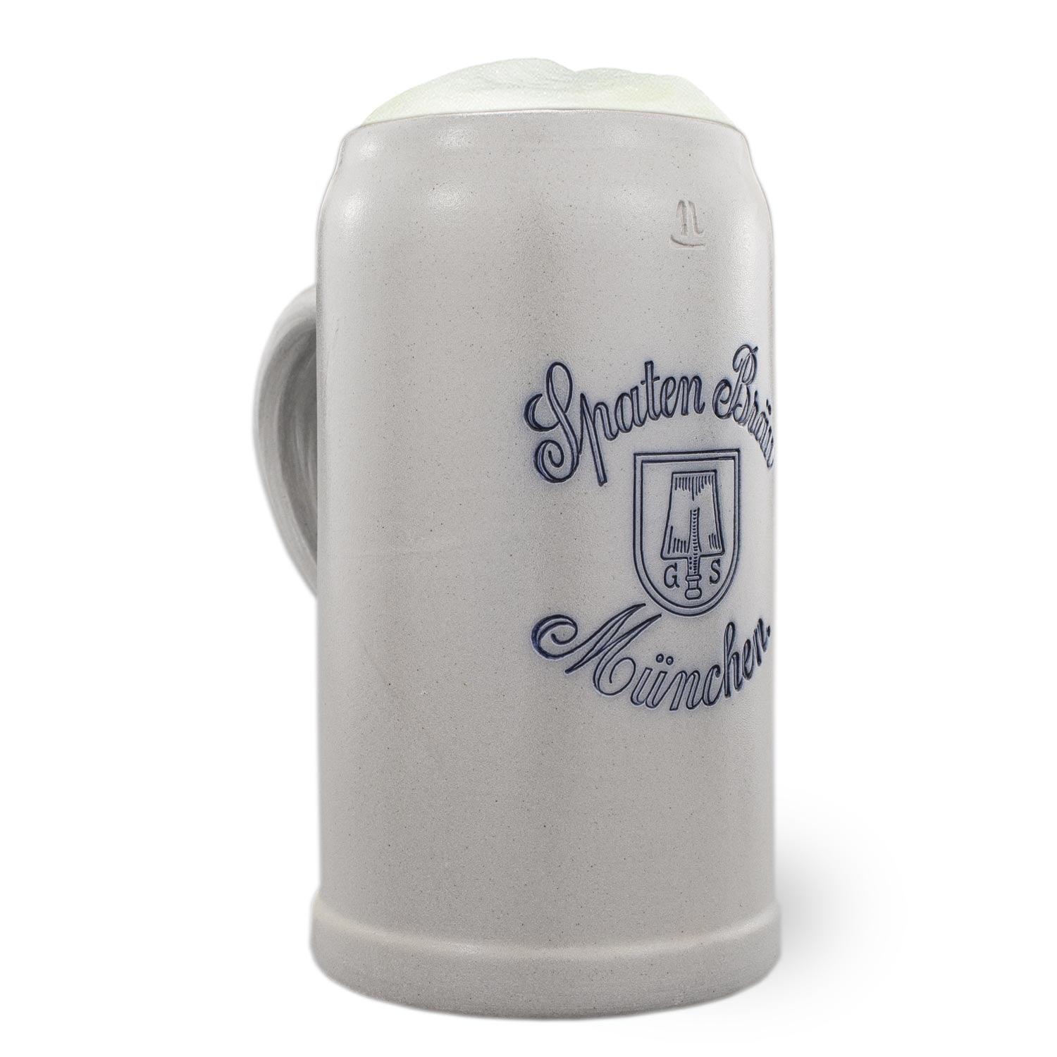 Salzglasierter Bierkrug aus Steingut mit Spaten-Bräu München Schriftzug, Logo und Griff, Fassungsvermögen 1,0 Liter.