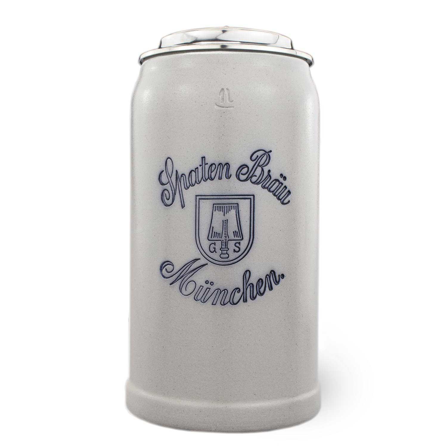 Salzglasierter Steinkrug mit Zinndeckel, geprägtem Spaten-Logo und graviertem Schriftzug; 1,0 Liter Fassungsvermögen.